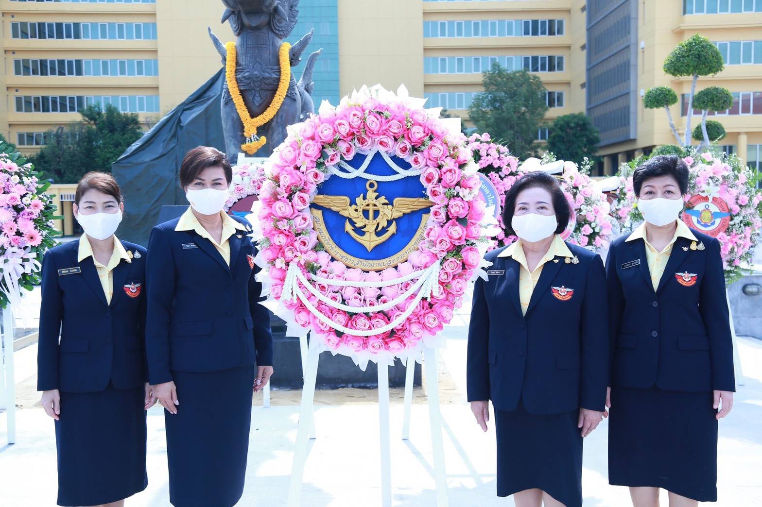 ๐๑๐ นายกสมาคมภริยาข้าราชการสำนักงานปลัดกระทรวงกลาโหม ร่วมพิธีวางพวงมาลาและถวายราชสักการะพระบรมราชานุสาวรีย์ รัชกาลที่ ๕
