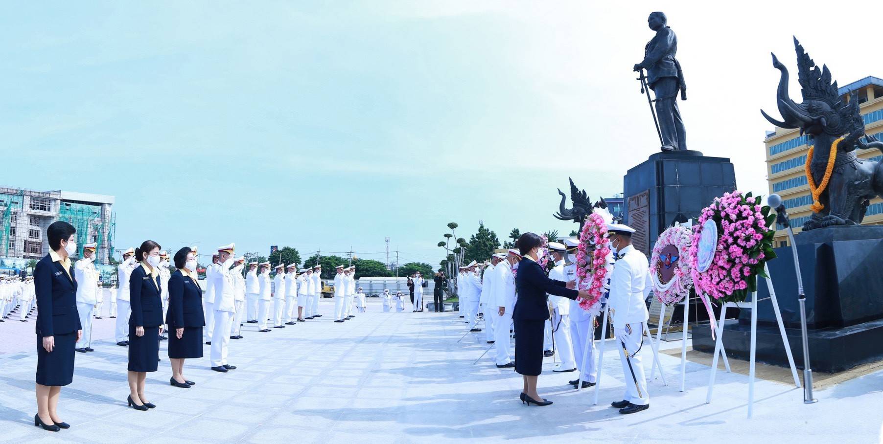 ๐๑๐ นายกสมาคมภริยาข้าราชการสำนักงานปลัดกระทรวงกลาโหม ร่วมพิธีวางพวงมาลาและถวายราชสักการะพระบรมราชานุสาวรีย์ รัชกาลที่ ๕
