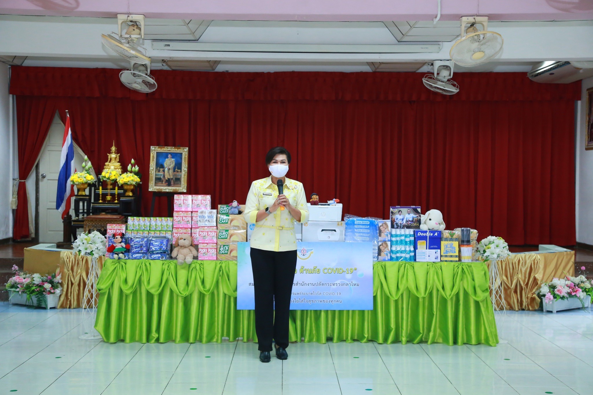 ๐๔๒ นายกสมาคมฯ ได้มอบเครื่องเลเซอร์ปริ้นเตอร์ และสิ่งของต่างๆให้กับคณะครูโรงเรียนกลาโหมอุทิศ และศูนย์พัฒนาเด็กเล็กนครนนท์ ๙ กลาโหมอุทิศ
