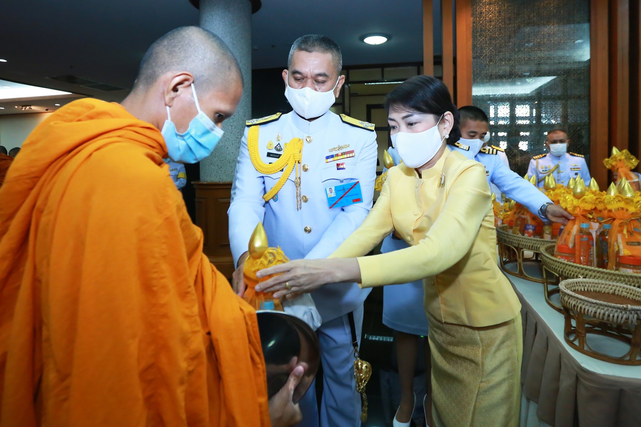 ๐๒๕ นายกสมาคมฯ พร้อมด้วยคณะกรรมการสมาคมฯ เข้าร่วมพิธีทำบุญตักบาตร เนื่องในโอกาสวันคล้ายวันเฉลิมพระชนมพรรษา ๕ ธันวาคม ๒๕๖๓