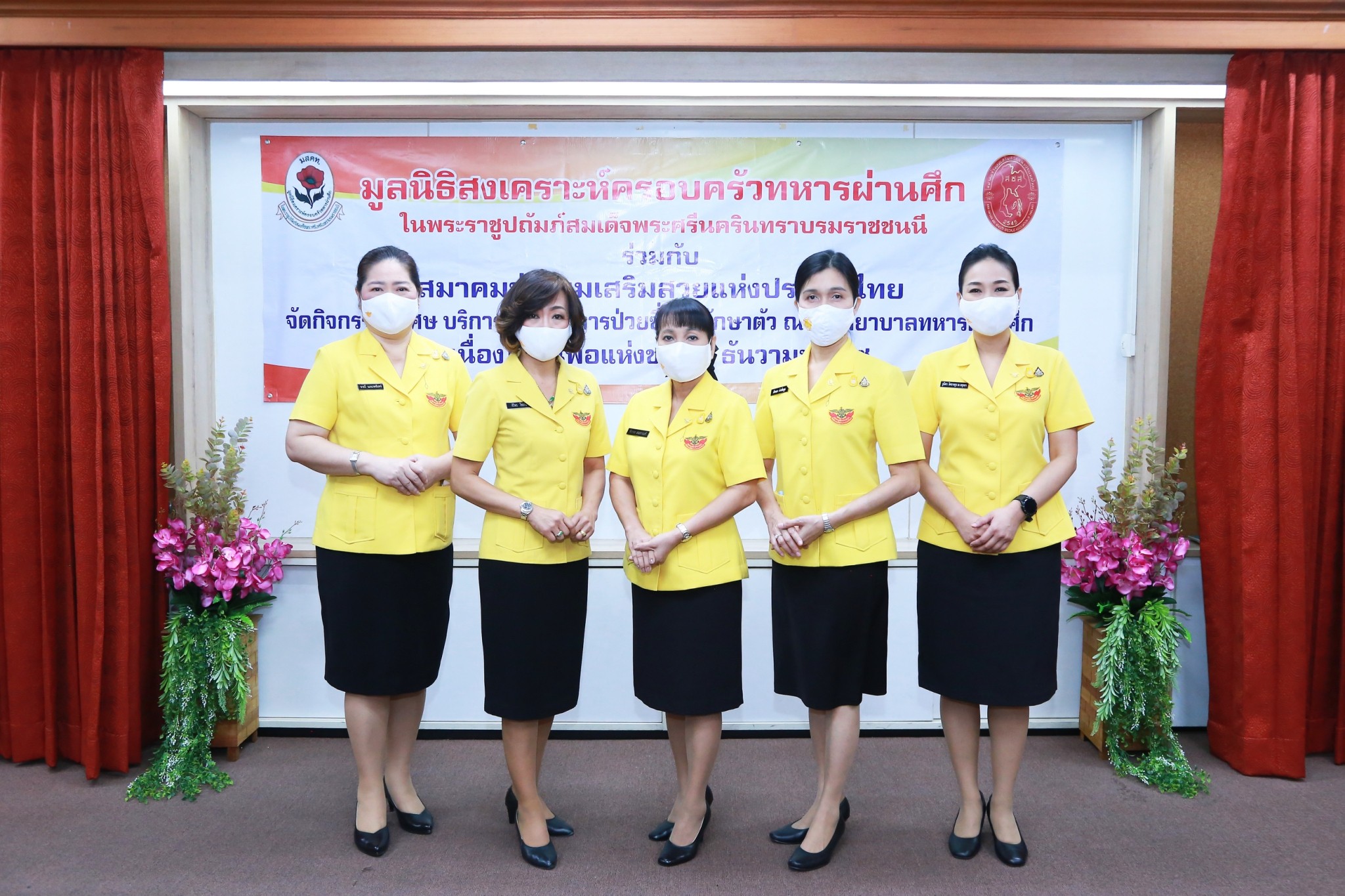 ๐๒๔ คุณทิภาพร สนธยานนท์ พร้อมด้วย คณะกรรมการสมาคมฯ ร่วมกิจกรรมบริการตัดผมให้แก่ทหาร