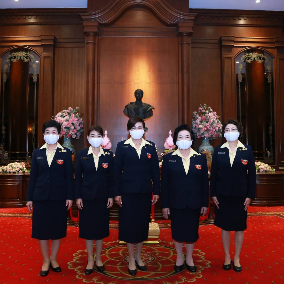 ๐๐๓ นายกสมาคมภริยาข้าราชการสำนักงานปลัดกระทรวงกลาโหม นำคณะกรรมการสมาคมฯ สักการะสิ่งศักดิ์สิทธิ์ ภายในศาลาว่าการกลาโหม และศาลหลักเมือง