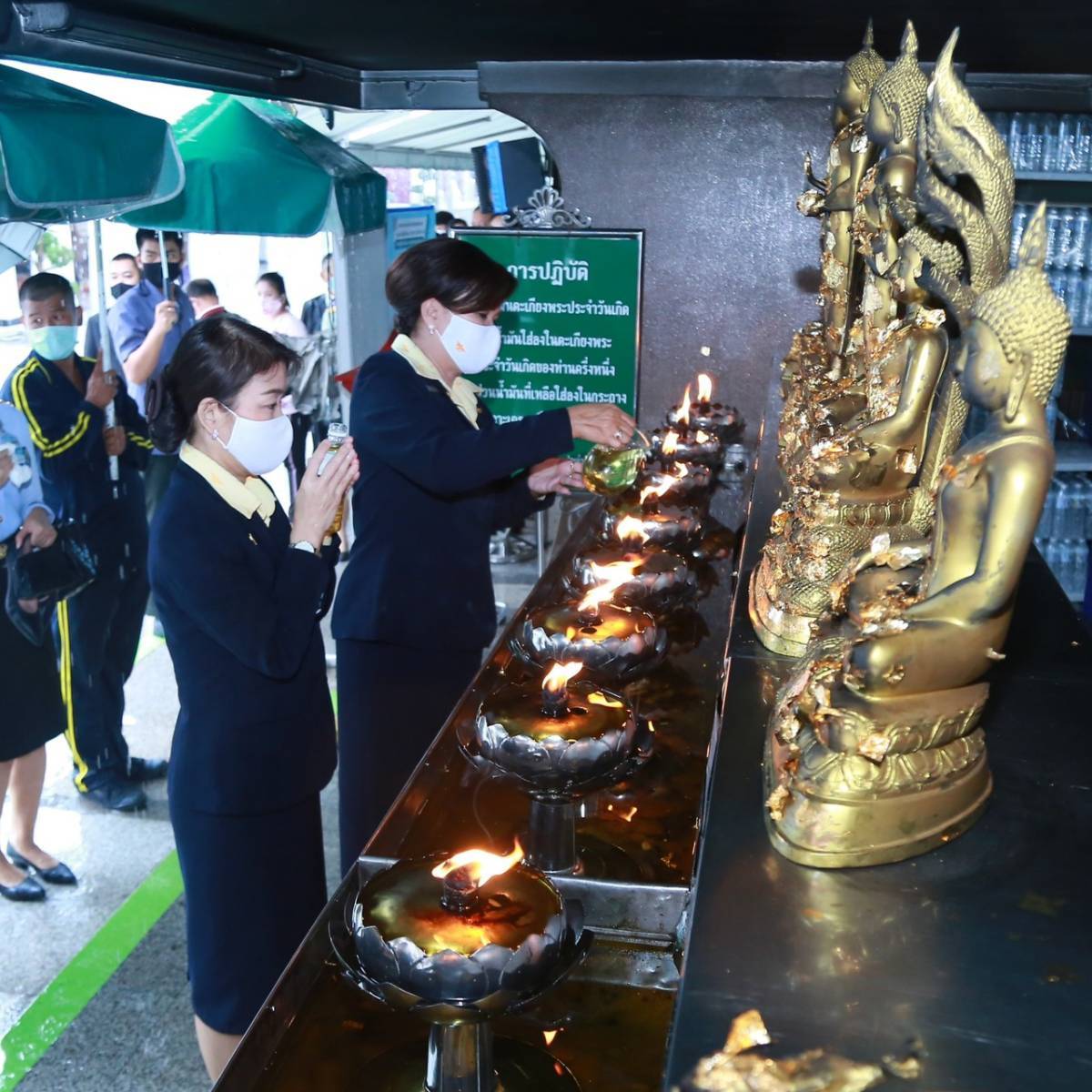 ๐๐๓ นายกสมาคมภริยาข้าราชการสำนักงานปลัดกระทรวงกลาโหม นำคณะกรรมการสมาคมฯ สักการะสิ่งศักดิ์สิทธิ์ ภายในศาลาว่าการกลาโหม และศาลหลักเมือง