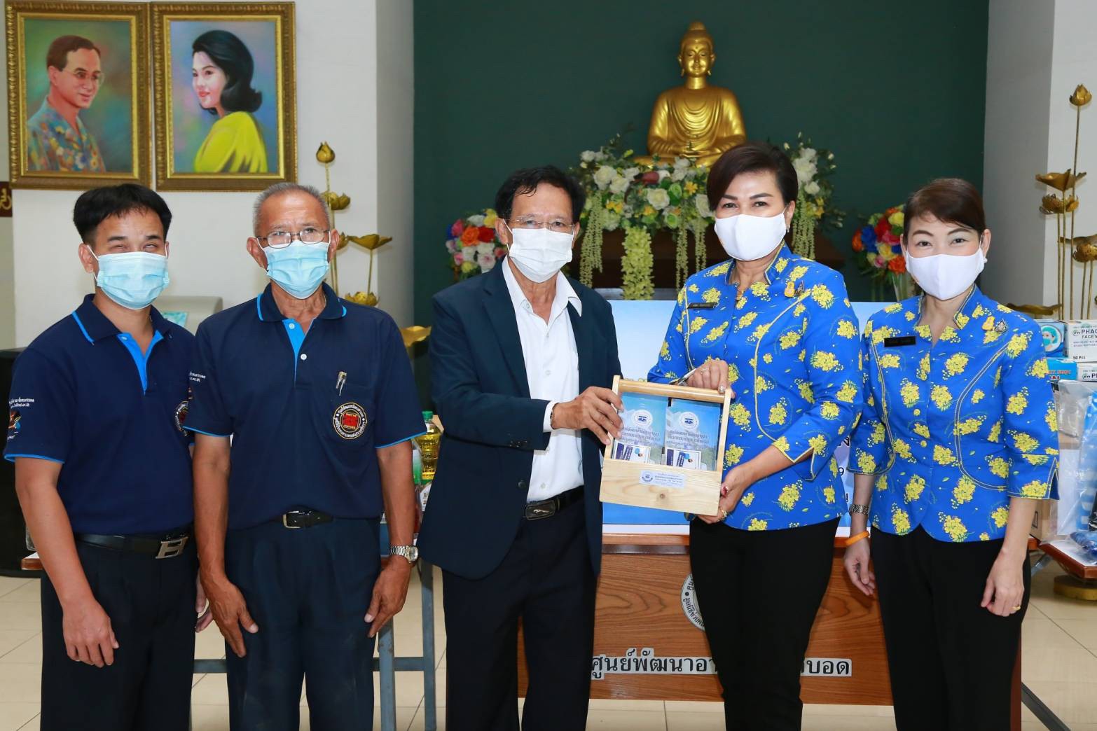 ๐๓๙ นายกสมาคมภริยาข้าราชการสำนักงานปลัดกระทรวงกลาโหม พร้อมด้วยอุปนายก และกรรมการสมาคมฯ มอบสิ่งของเพื่อช่วยเหลือบรรเทาทุกข์จากการแพร่ระบาดของเชื้อไวรัส Covid-19