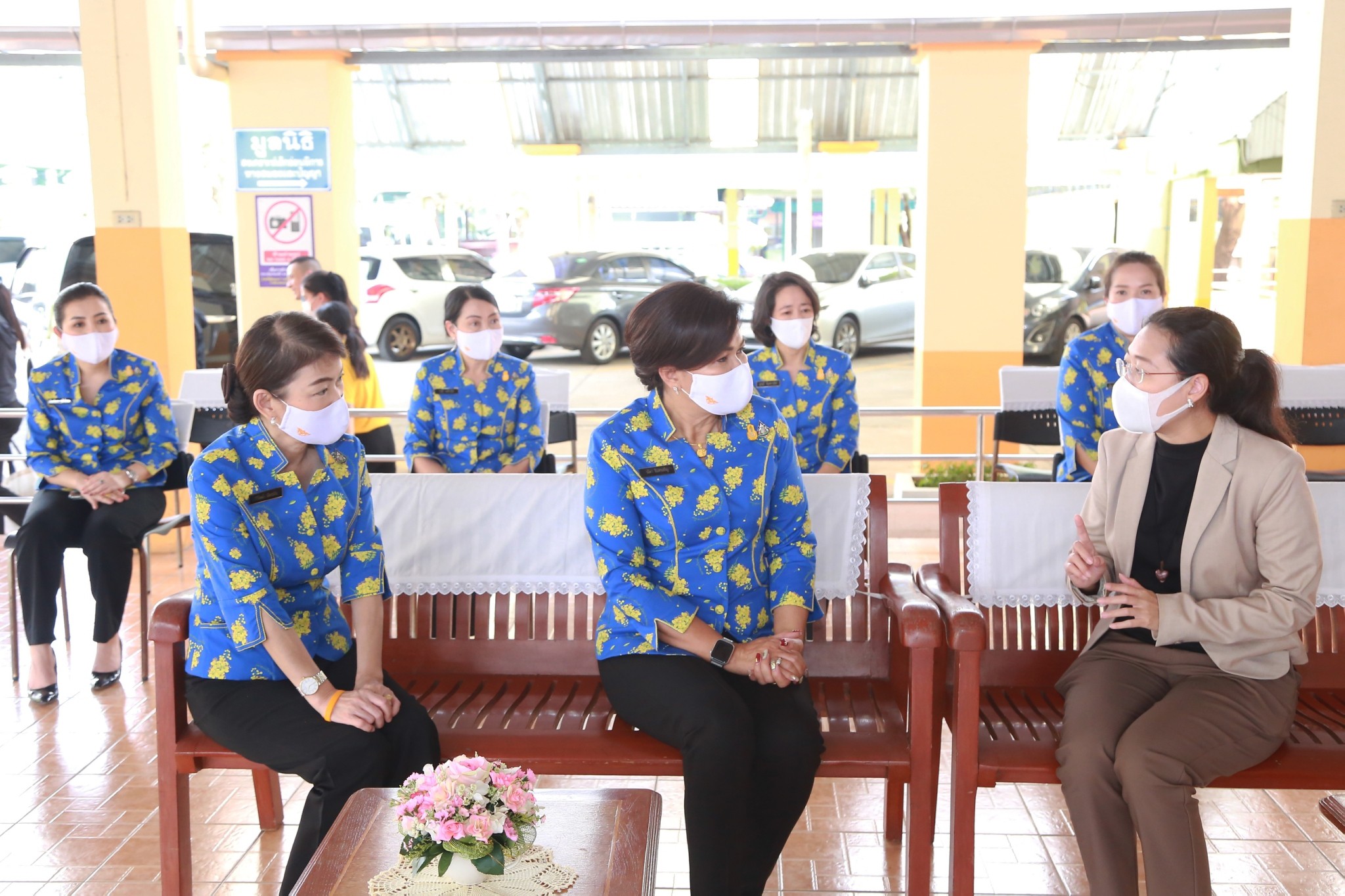 ๐๓๙ นายกสมาคมภริยาข้าราชการสำนักงานปลัดกระทรวงกลาโหม พร้อมด้วยอุปนายก และกรรมการสมาคมฯ มอบสิ่งของเพื่อช่วยเหลือบรรเทาทุกข์จากการแพร่ระบาดของเชื้อไวรัส Covid-19