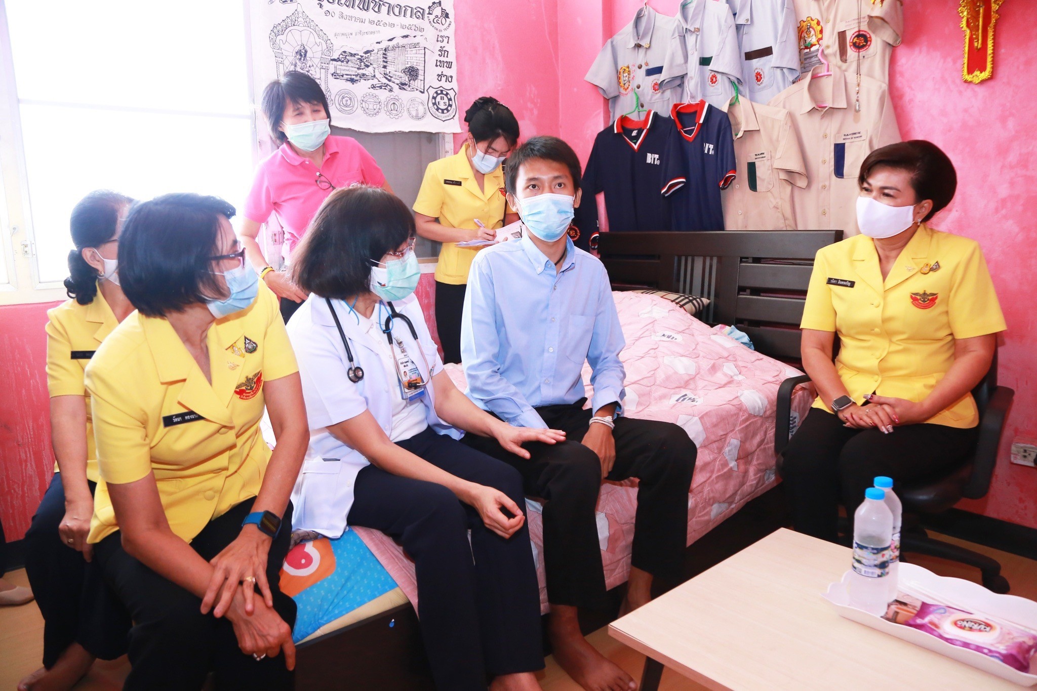 ๐๔๓ นายกสมาคมภริยาข้าราชการสำนักงานปลัดกระทรวงกลาโหม พร้อมด้วยกรรมการสมาคมฯ ได้ ตรวจเยี่ยมบุตรและคู่สมรสที่มีความต้องการพิเศษในพื้นที่พักอาศัยของกำลังพล ในสังกัดสำนักงานปลัดกระทรวงกลาโหม