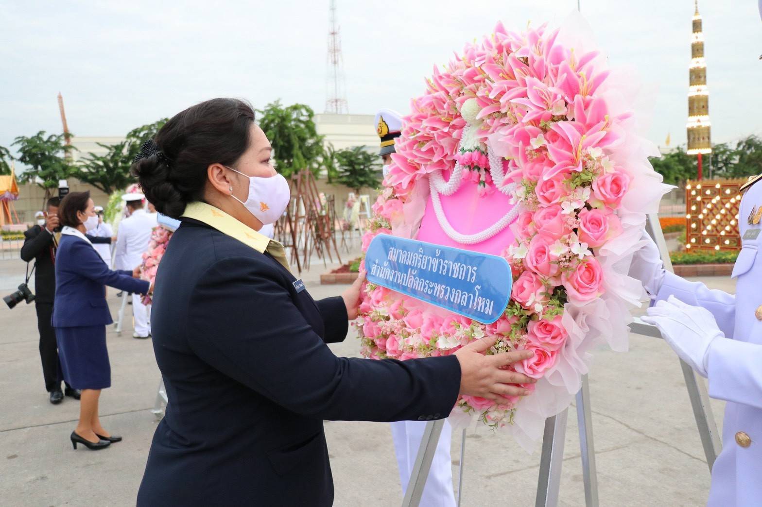 ๐๑๑ คณะกรรมการสมาคมฯ ร่วมพิธีวางพวงมาลาและถวายราชสักการะพระบรมราชานุสาวรีย์ รัชกาลที่ ๕