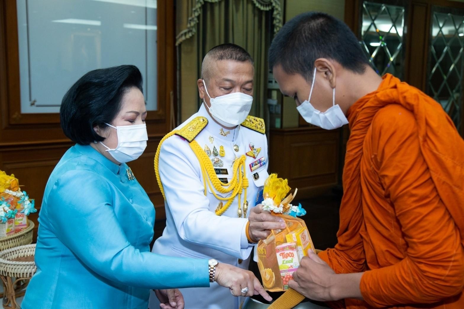 ๐๘๒ ปลัดกระทรวงกลาโหม และนายกสมาคมภริยาฯ พร้อมด้วยหัวหน้าหน่วยขึ้นตรงและภริยา ร่วมพิธีเฉลิมพระเกียรติเนื่องในโอกาสวันเฉลิมพระชนมพรรษา สมเด็จพระนางเจ้าสิริกิติ์ พระบรมราชินีนาถ พระบรมราชชนนีพันปีหลวง ๙๐ พรรษา