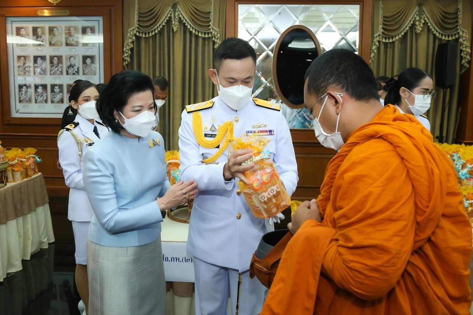๐๘๒ ปลัดกระทรวงกลาโหม และนายกสมาคมภริยาฯ พร้อมด้วยหัวหน้าหน่วยขึ้นตรงและภริยา ร่วมพิธีเฉลิมพระเกียรติเนื่องในโอกาสวันเฉลิมพระชนมพรรษา สมเด็จพระนางเจ้าสิริกิติ์ พระบรมราชินีนาถ พระบรมราชชนนีพันปีหลวง ๙๐ พรรษา