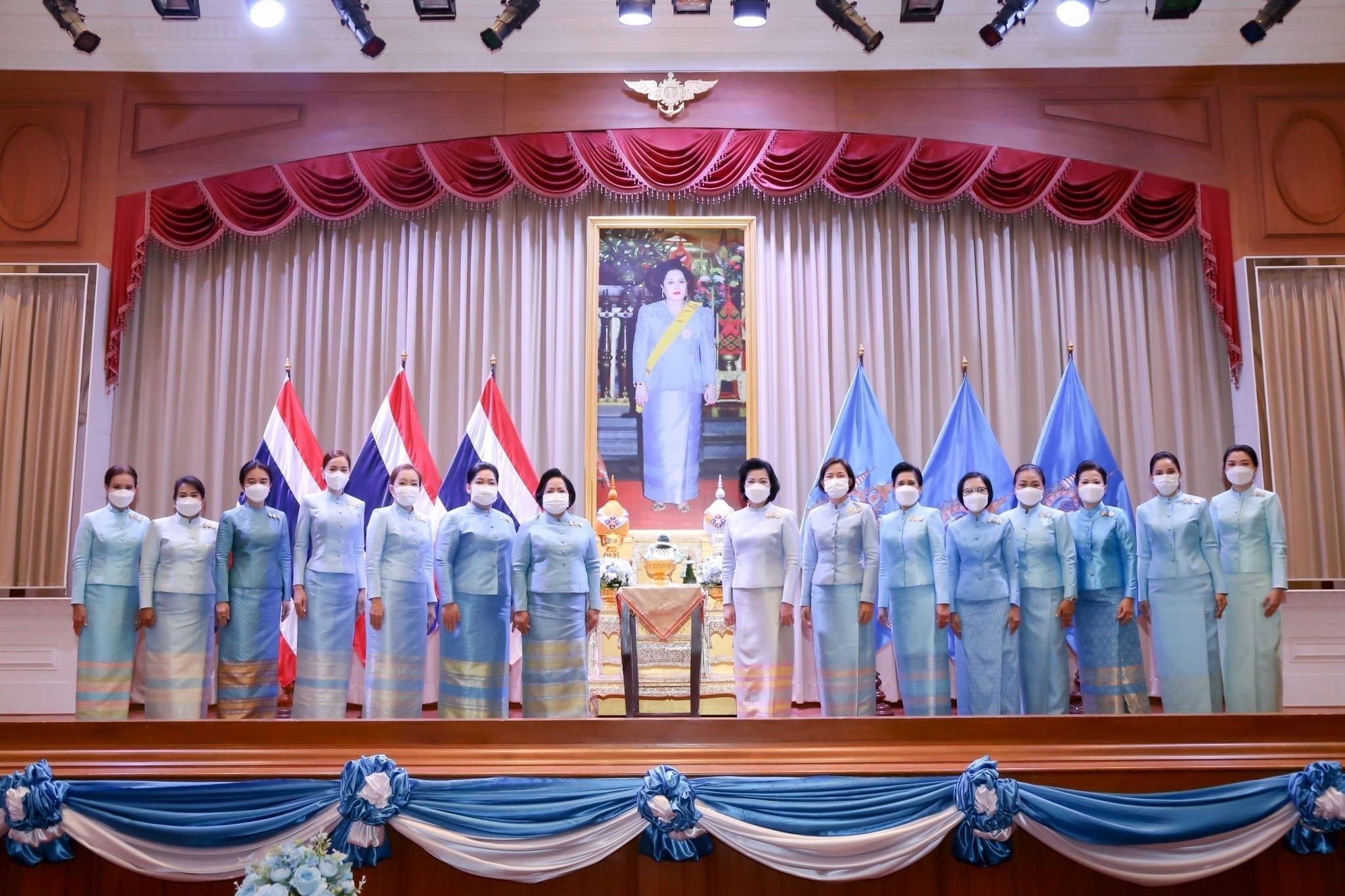 ๐๘๒ ปลัดกระทรวงกลาโหม และนายกสมาคมภริยาฯ พร้อมด้วยหัวหน้าหน่วยขึ้นตรงและภริยา ร่วมพิธีเฉลิมพระเกียรติเนื่องในโอกาสวันเฉลิมพระชนมพรรษา สมเด็จพระนางเจ้าสิริกิติ์ พระบรมราชินีนาถ พระบรมราชชนนีพันปีหลวง ๙๐ พรรษา