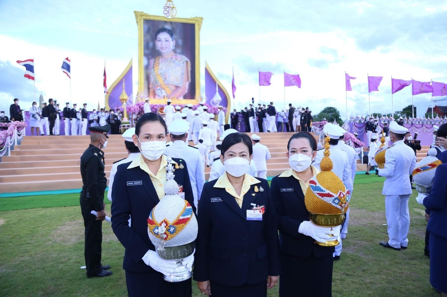 ๐๖๘ พิธีถวายเครื่องราชสักการะและวางพานพุ่ม และพิธีจุดเทียนถวายพระพรชัยมงคล เนื่องในโอกาสวันเฉลิมพระชนมพรรษาสมเด็จพระนางเจ้าฯ พระบรมราชินี