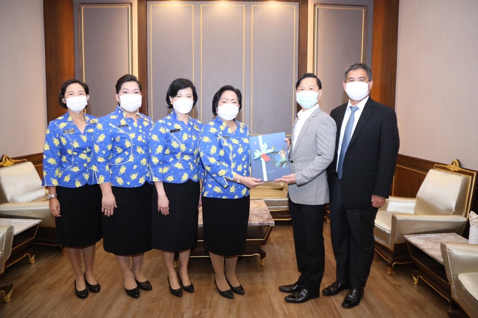 ๐๑๘ นายก สคภ.สป. นำคณะต้อนรับผู้แทน คุณหญิงวรรณา สิริวัฒนภักดี