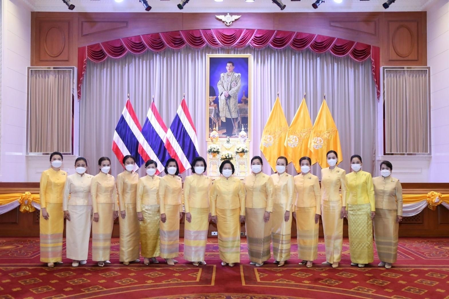 ๐๗๖ ปลัดกระทรวงกลาโหม และนายกสมาคมภริยาฯ พร้อมด้วยหัวหน้าหน่วยขึ้นตรงและภริยา ร่วมพิธีเฉลิมพระเกียรติเนื่องในโอกาสวันเฉลิมพระชนมพรรษาพระบาทสมเด็จพระเจ้าอยู่หัว ๗๐ พรรษา