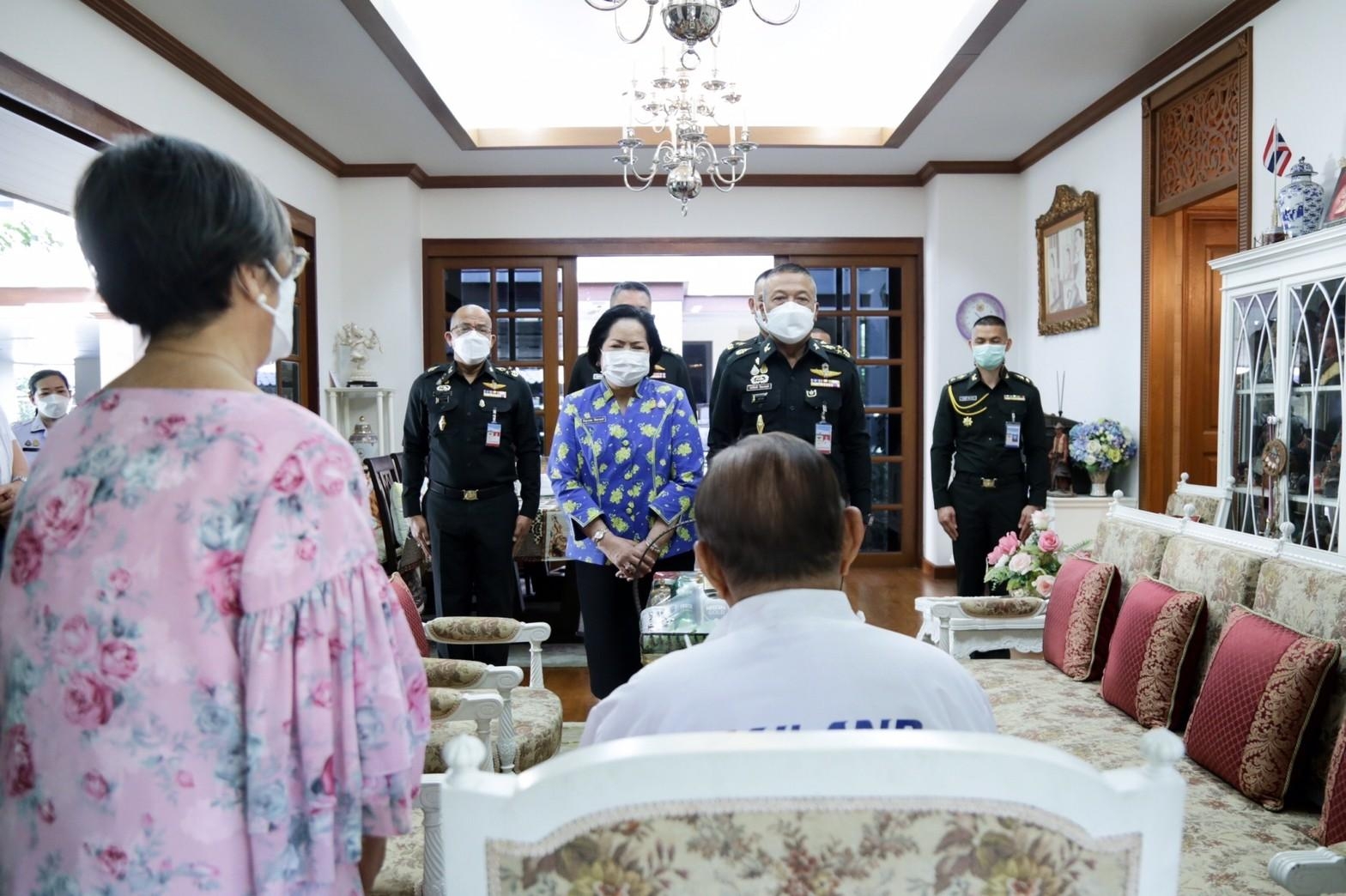 ๐๔๐ นายก สคภ.สป. ร่วมคณะ พลเอก วรเกียรติ รัตนานนท์ ปลัดกระทรวงกลาโหม เข้าอำนวยพรและขอรับพรเนื่องในโอกาสวันขึ้นปีใหม่ จาก พล.อ.ยุทธศักดิ์ ศศิประภา และคุณหญิงอรพรรณ ศศิประภา (๒๘ ธ.ค.๖๔)
