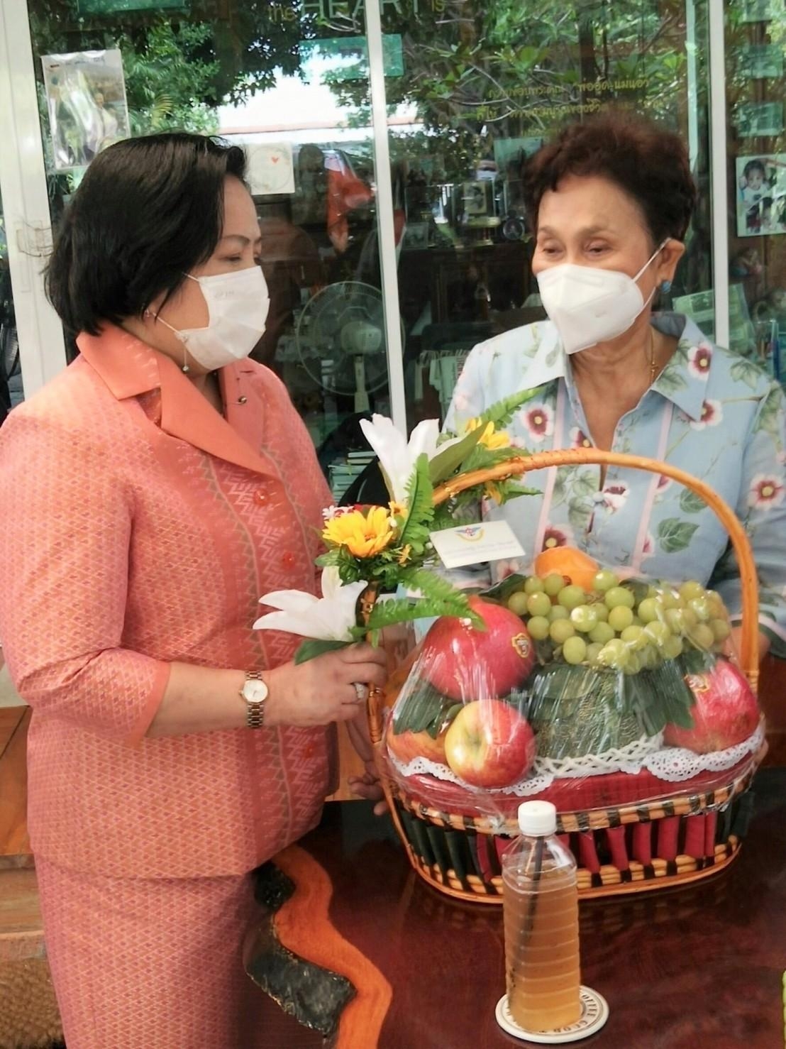 ๐๑๒ นายก สคภ.สป. นำคณะเข้าเยี่ยมคารวะ พลโทหญิง วรนุช เบื้องบน