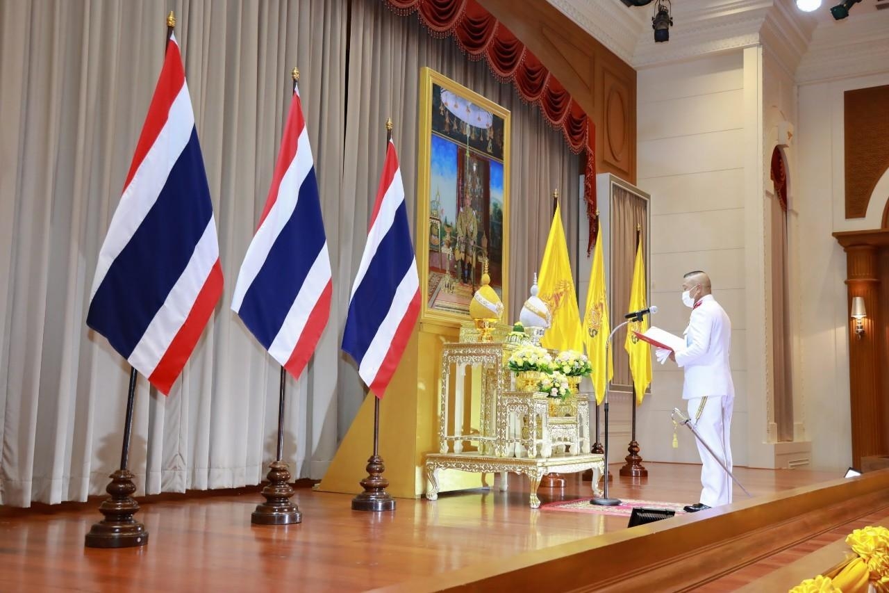 ๐๕๘ ปล.กห. และนายกสมาคมภริยาฯ พร้อมด้วยหัวหน้าหน่วยขึ้นตรงและภริยา ร่วมพิธีลงนามถวายพระพรชัยมงคล ...