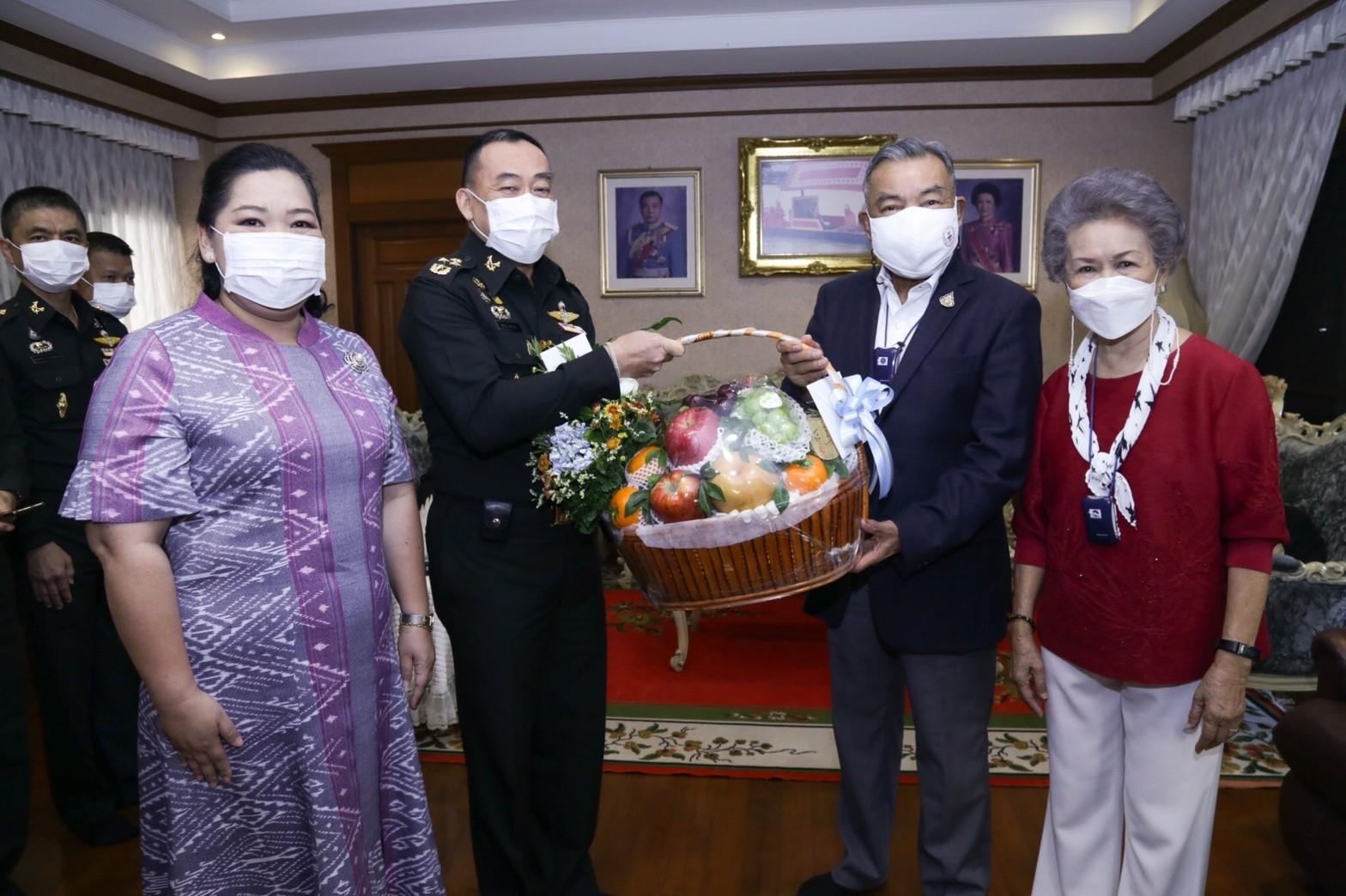 ๐๔๔ อุปนายก สคภ.สป. ร่วมคณะ พลเอก สราวุธ รัชตะนาวิน รองปลัดกระทรวงกลาโหม เข้าอำนวยพรและขอรับพรเนื่องในโอกาสวันขึ้นปีใหม่ จาก พล.อ.ธีรเดช มีเพียร และคุณหญิงกรกช มีเพียร (๖ ม.ค.๖๕)