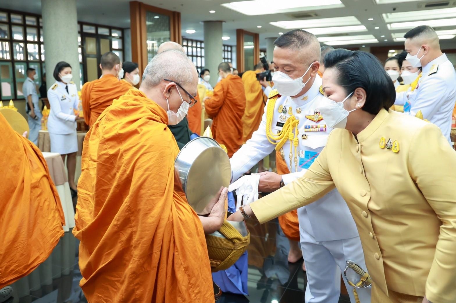 ๐๒๘ นายก สคภ.สป. พร้อมด้วยคณะกรรมการสมาคมฯ ร่วมพิธีสวดพระพุทธมนต์และพิธีทำบุญตักบาตรถวายเป็นพระราชกุศล