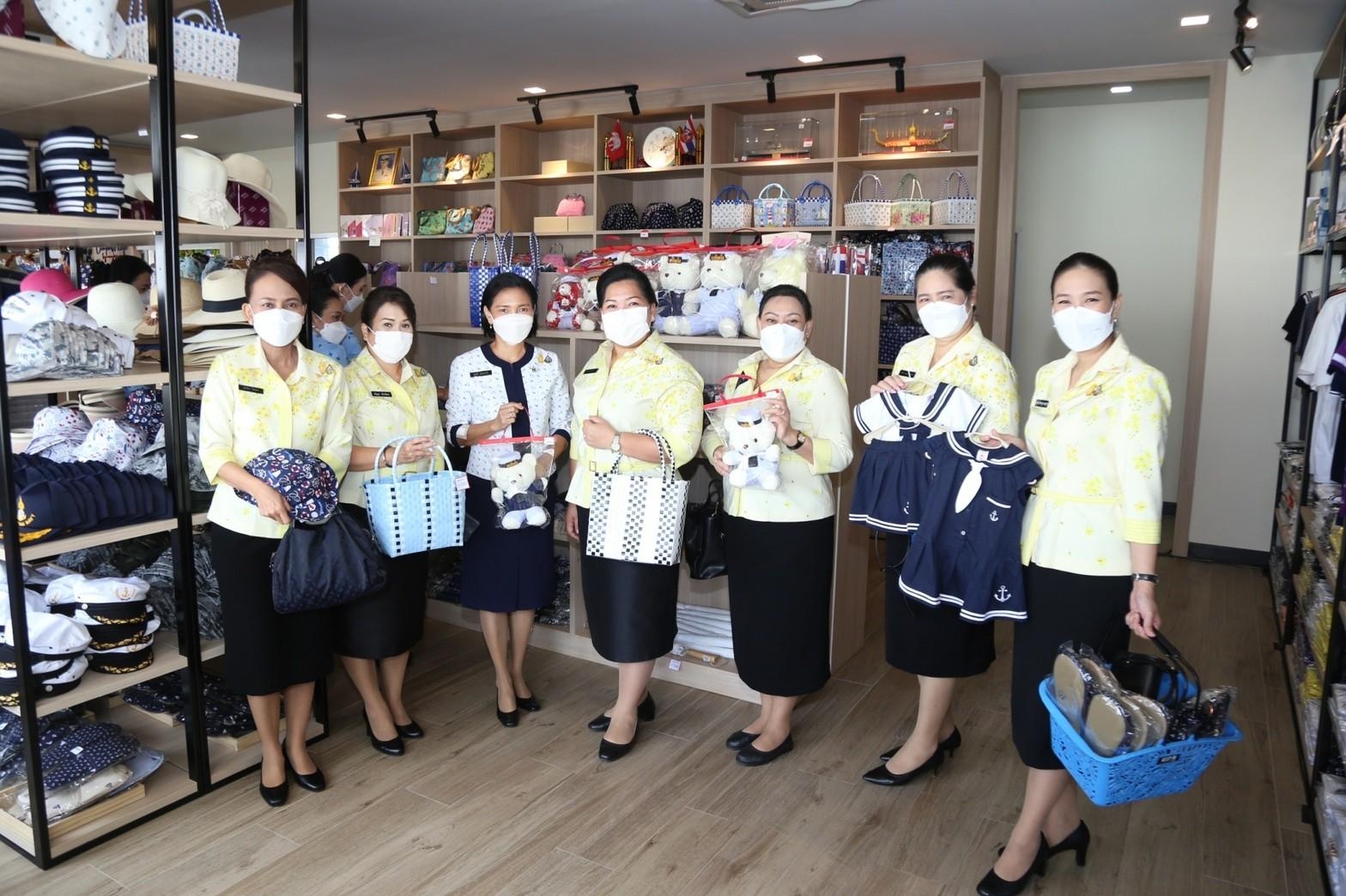 ๐๖๙ เยี่ยมชมร้านสมาคมภริยาทหารเรือ สาขาท่าช้าง