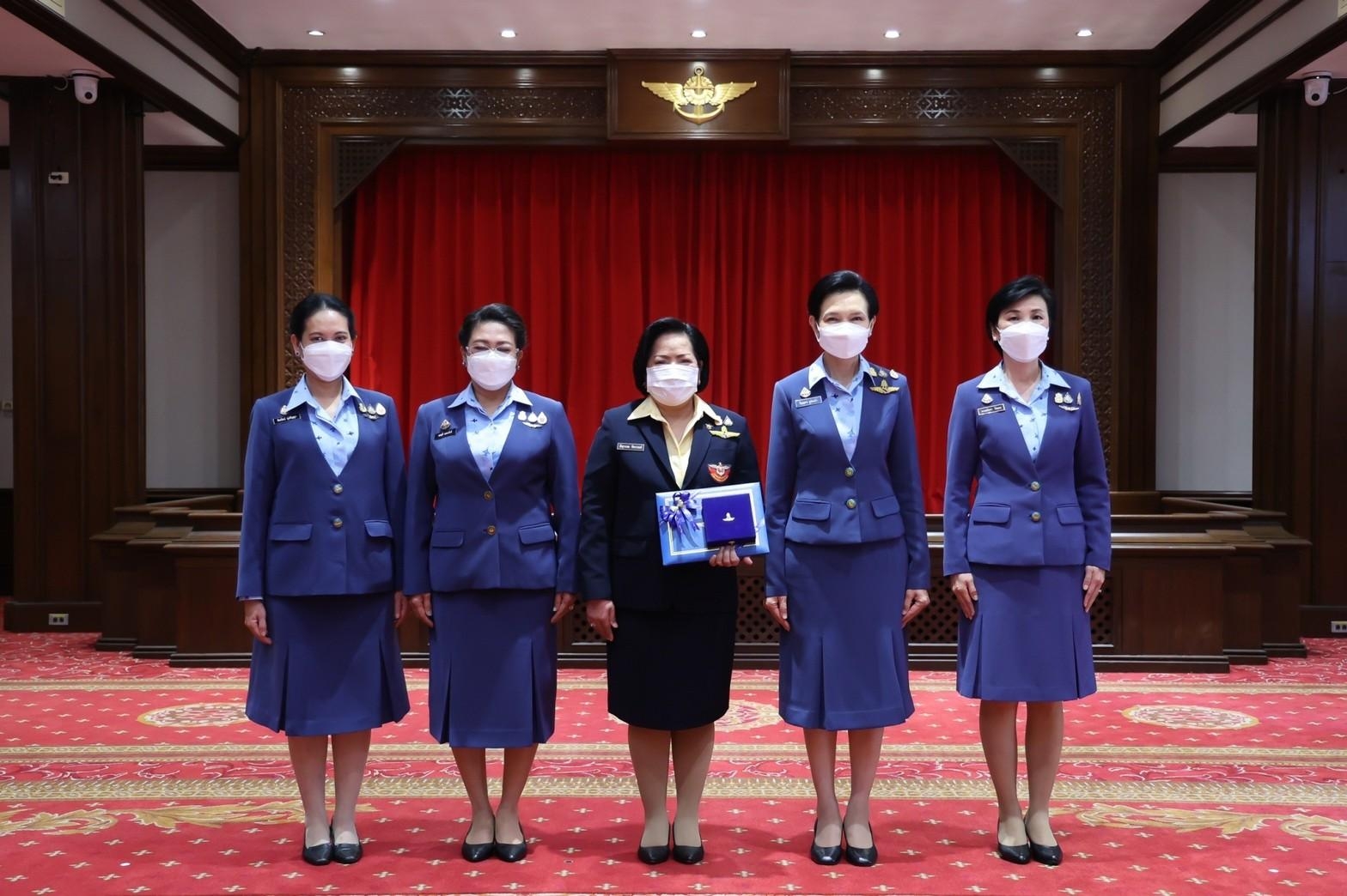 ๐๘๖ ปลัดกระทรวงกลาโหม และ นายก สคภ.สป. รับมอบเครื่องหมายความสามารถในการบินชั้นกิตติมศักดิ์