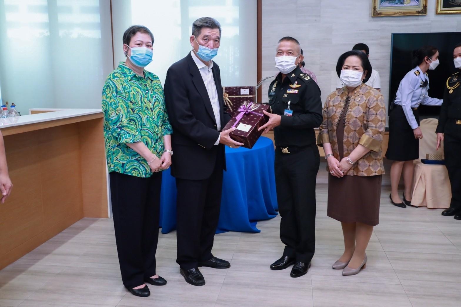 ๐๔๓ นายก สคภ.สป. ร่วมคณะ พลเอก วรเกียรติ รัตนานนท์ ปลัดกระทรวงกลาโหม เข้าอำนวยพรและขอรับพรเนื่องในโอกาสวันขึ้นปีใหม่ จาก พล.อ.ศิริชัย ดิษฐกุล และคุณพรวิมล ดิษฐกุล (๒๙ ธ.ค.๖๔)