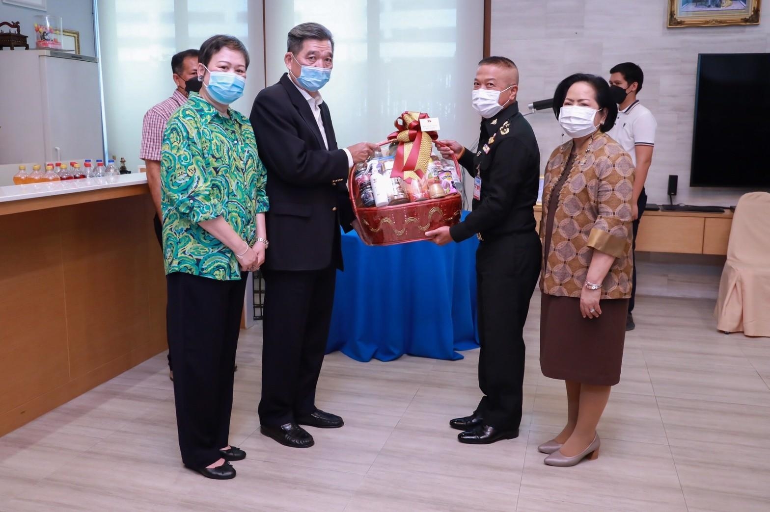 ๐๔๓ นายก สคภ.สป. ร่วมคณะ พลเอก วรเกียรติ รัตนานนท์ ปลัดกระทรวงกลาโหม เข้าอำนวยพรและขอรับพรเนื่องในโอกาสวันขึ้นปีใหม่ จาก พล.อ.ศิริชัย ดิษฐกุล และคุณพรวิมล ดิษฐกุล (๒๙ ธ.ค.๖๔)