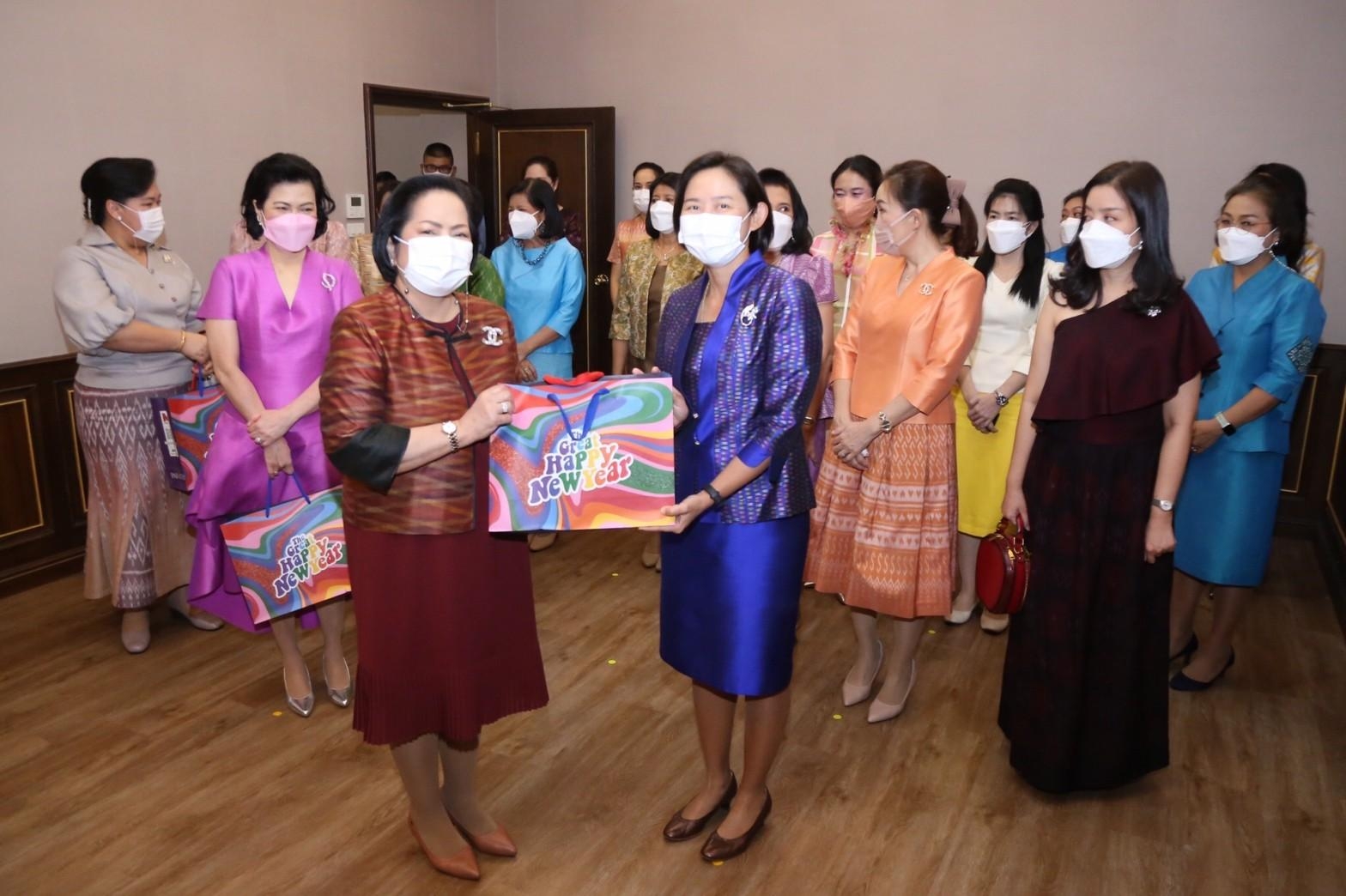 ๐๓๔ อุปนายกฯ และคณะกรรมการสมาคมฯ เข้าอำนวยพรและขอรับพรจาก นายก สคภ.สป. เนื่องในโอกาสวันขึ้นปีใหม่ พุทธศักราช ๒๕๖๕