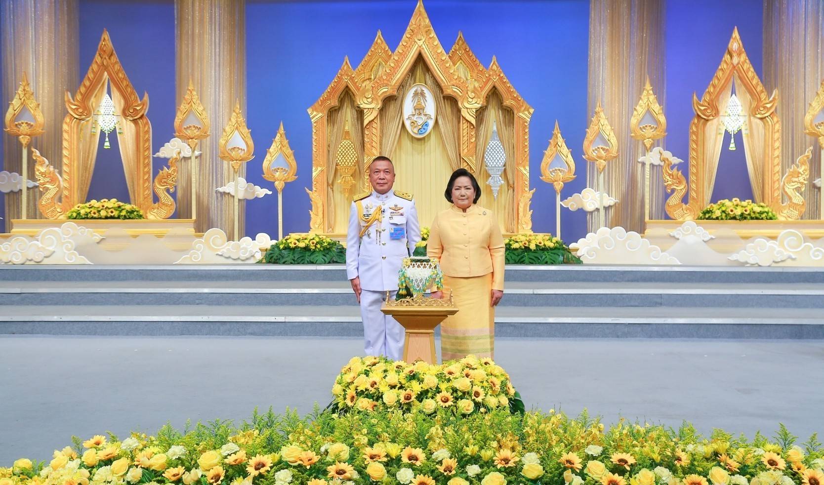 ๐๗๑ ปล.กห. พร้อมด้วยนายก สคภ.สป. นำคณะนายทหารชั้นผู้ใหญ่พร้อมภริยา บันทึกเทปโทรทัศน์อาเศียรวาทถวายพระพรชัยมงคล เนื่องในโอกาสวันเฉลิมพระชนมพรรษา พระบาทสมเด็จพระเจ้าอยู่หัว ๗๐ พรรษา