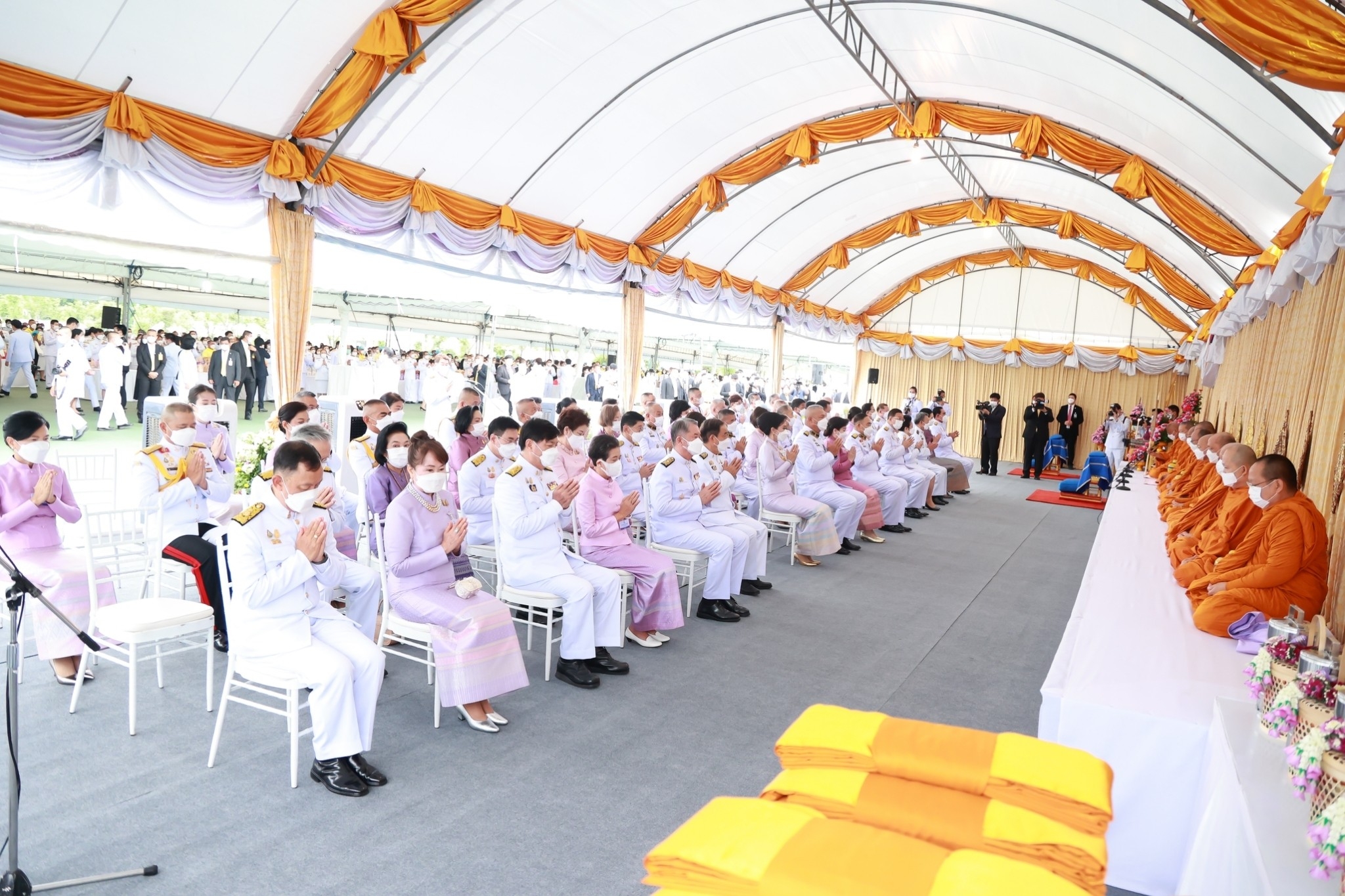 ๐๖๗ ปลัดกระทรวงกลาโหมและนายก สคภ.สป. ร่วมพิธีทำบุญตักบาตรถวายพระราชกุศล เนื่องในโอกาสวันเฉลิมพระชนมพรรษาสมเด็จพระนางเจ้าฯ พระบรมราชินี