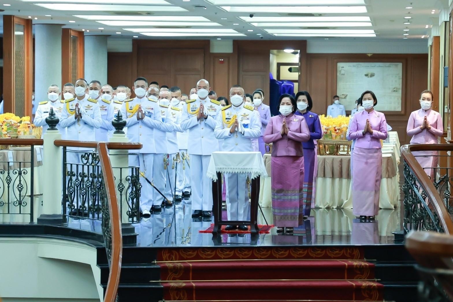 ๐๖๕ ปลัดกระทรวงกลาโหม และนายกสมาคมภริยาฯ พร้อมด้วยหัวหน้าหน่วยขึ้นตรงและภริยา ร่วมพิธีเฉลิมพระเกียรติเนื่องในโอกาสวันเฉลิมพระชนมพรรษาสมเด็จพระนางเจ้าฯ พระบรมราชินี ๔๔ พรรษา