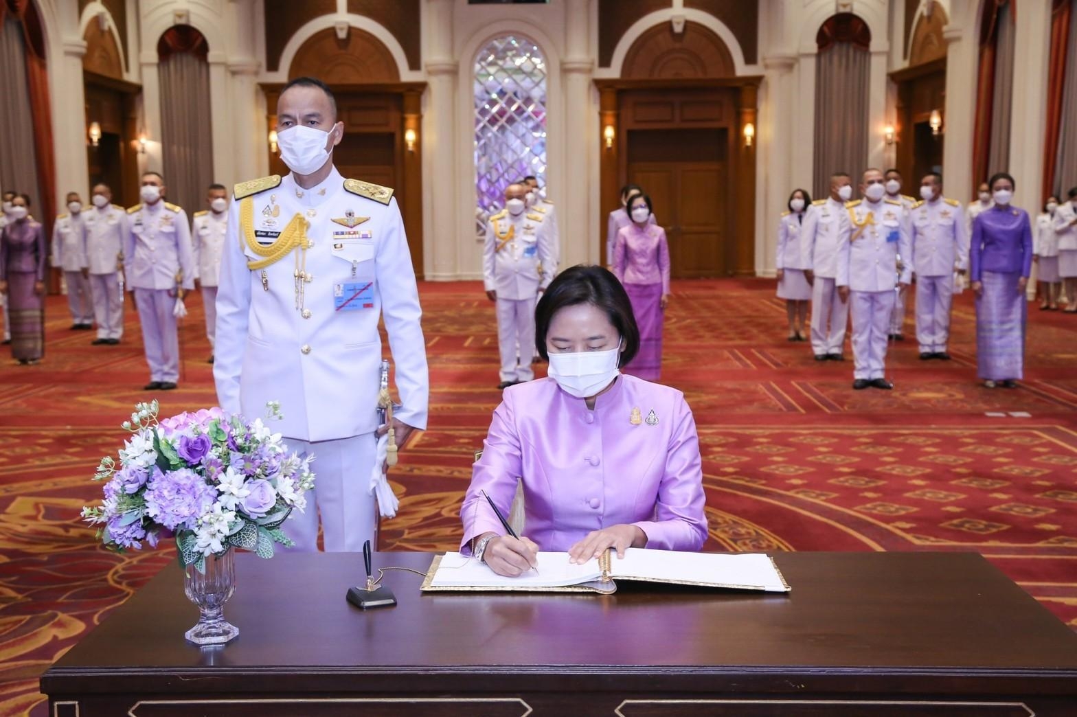 ๐๖๕ ปลัดกระทรวงกลาโหม และนายกสมาคมภริยาฯ พร้อมด้วยหัวหน้าหน่วยขึ้นตรงและภริยา ร่วมพิธีเฉลิมพระเกียรติเนื่องในโอกาสวันเฉลิมพระชนมพรรษาสมเด็จพระนางเจ้าฯ พระบรมราชินี ๔๔ พรรษา