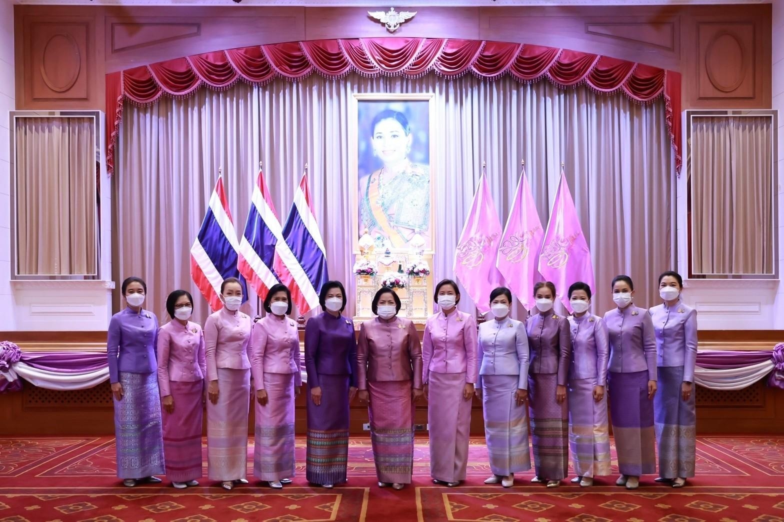 ๐๖๕ ปลัดกระทรวงกลาโหม และนายกสมาคมภริยาฯ พร้อมด้วยหัวหน้าหน่วยขึ้นตรงและภริยา ร่วมพิธีเฉลิมพระเกียรติเนื่องในโอกาสวันเฉลิมพระชนมพรรษาสมเด็จพระนางเจ้าฯ พระบรมราชินี ๔๔ พรรษา