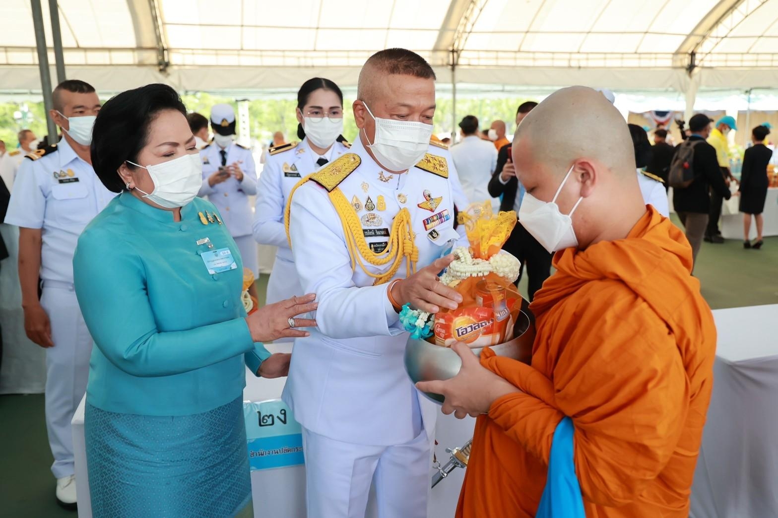 ๐๘๓ ปลัดกระทรวงกลาโหมและนายก สคภ.สป. ร่วมพิธีทำบุญตักบาตรถวายพระราชกุศล เนื่องในโอกาสวันเฉลิมพระชนมพรรษา สมเด็จพระนางเจ้าสิริกิติ์ พระบรมราชินีนาถ พระบรมราชชนนีพันปีหลวง ๙๐ พรรษา