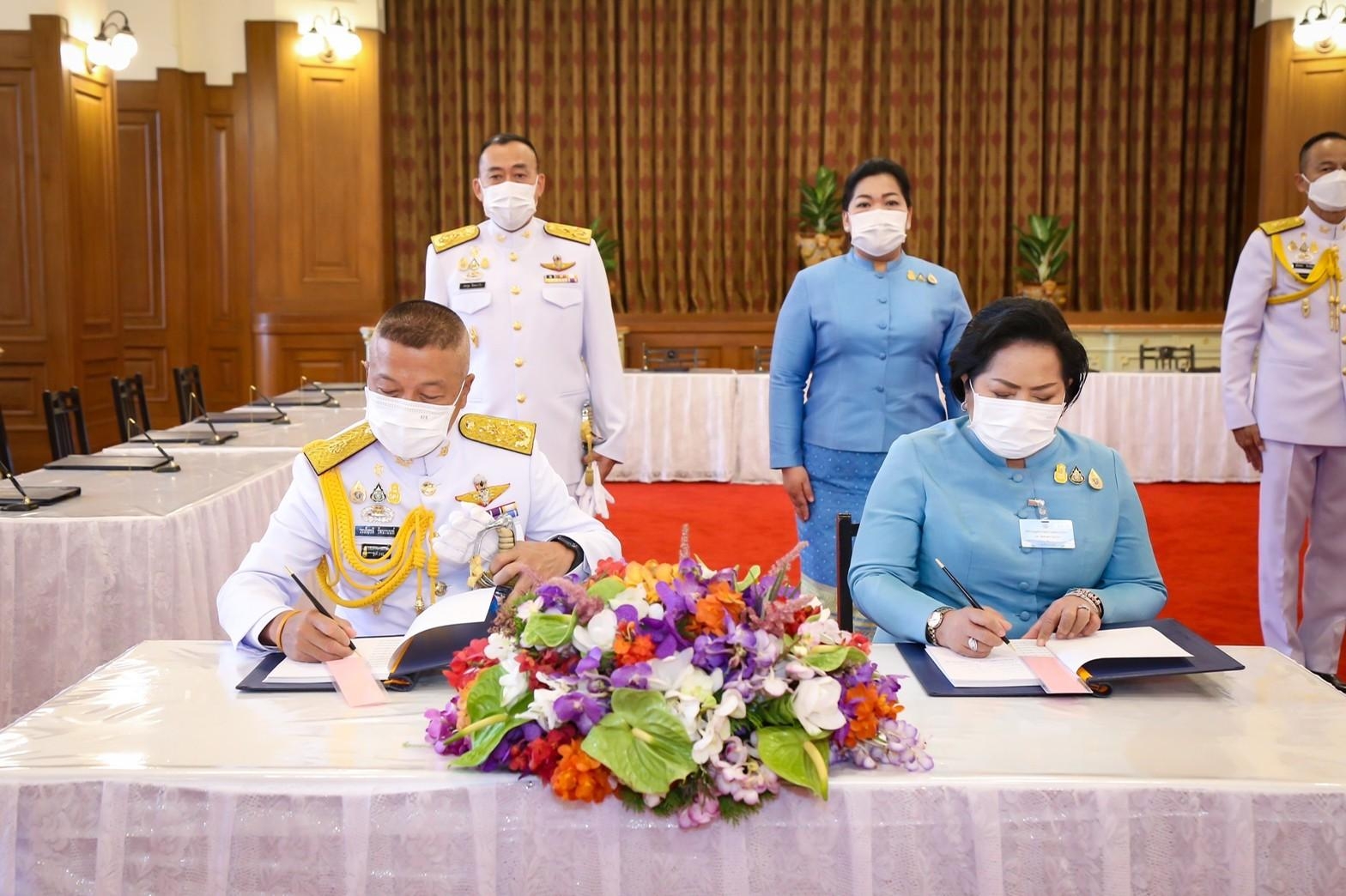 ๐๘๓ ปลัดกระทรวงกลาโหมและนายก สคภ.สป. ร่วมพิธีทำบุญตักบาตรถวายพระราชกุศล เนื่องในโอกาสวันเฉลิมพระชนมพรรษา สมเด็จพระนางเจ้าสิริกิติ์ พระบรมราชินีนาถ พระบรมราชชนนีพันปีหลวง ๙๐ พรรษา