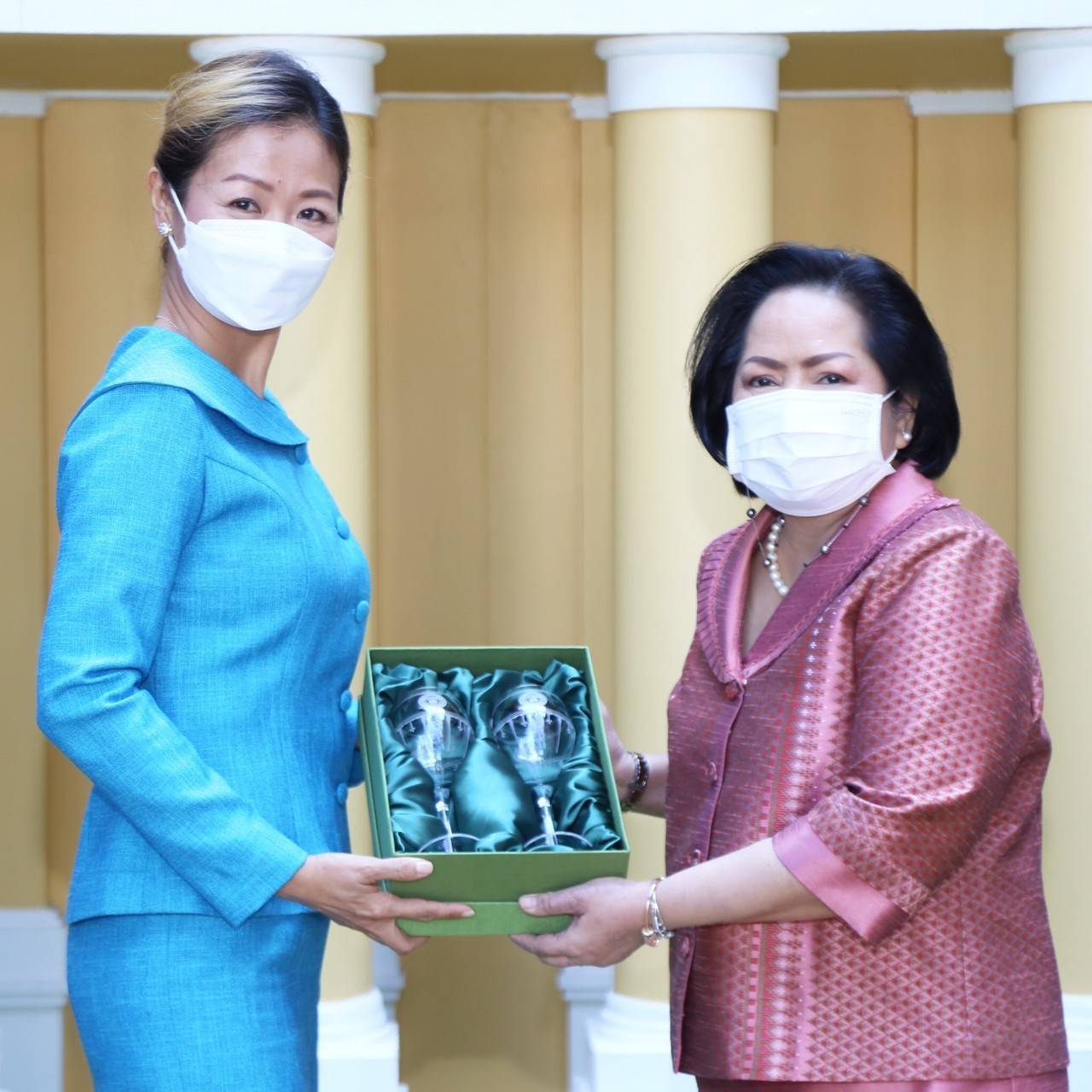 ๐๔๕ นายก สคภ.สป. พร้อมด้วยคณะกรรมการสมาคมฯ ให้การต้อนรับคณะคู่สมรสผู้ช่วยทูตทหารต่างประเทศ/กรุงเทพฯ