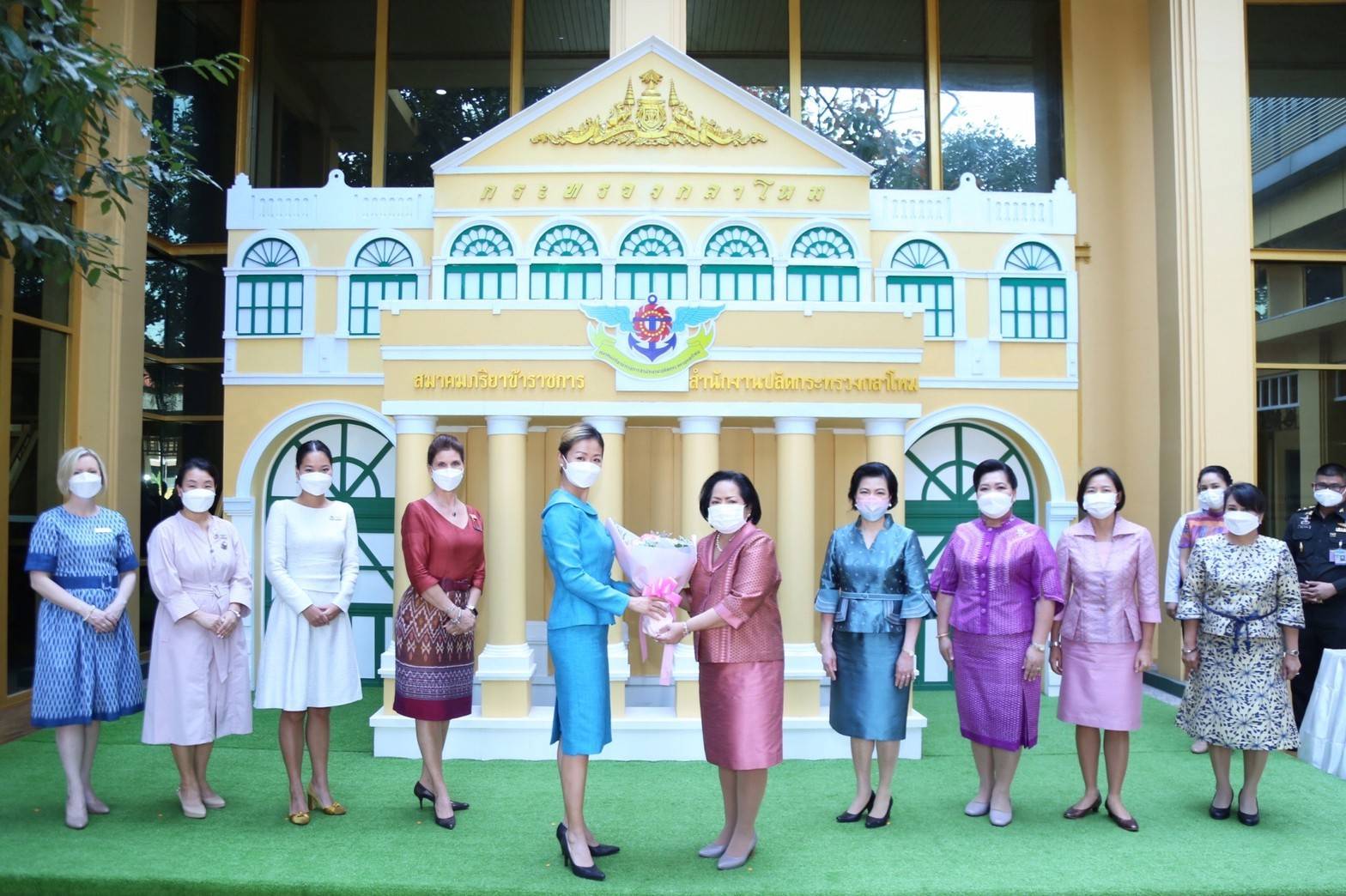 ๐๔๕ นายก สคภ.สป. พร้อมด้วยคณะกรรมการสมาคมฯ ให้การต้อนรับคณะคู่สมรสผู้ช่วยทูตทหารต่างประเทศ/กรุงเทพฯ
