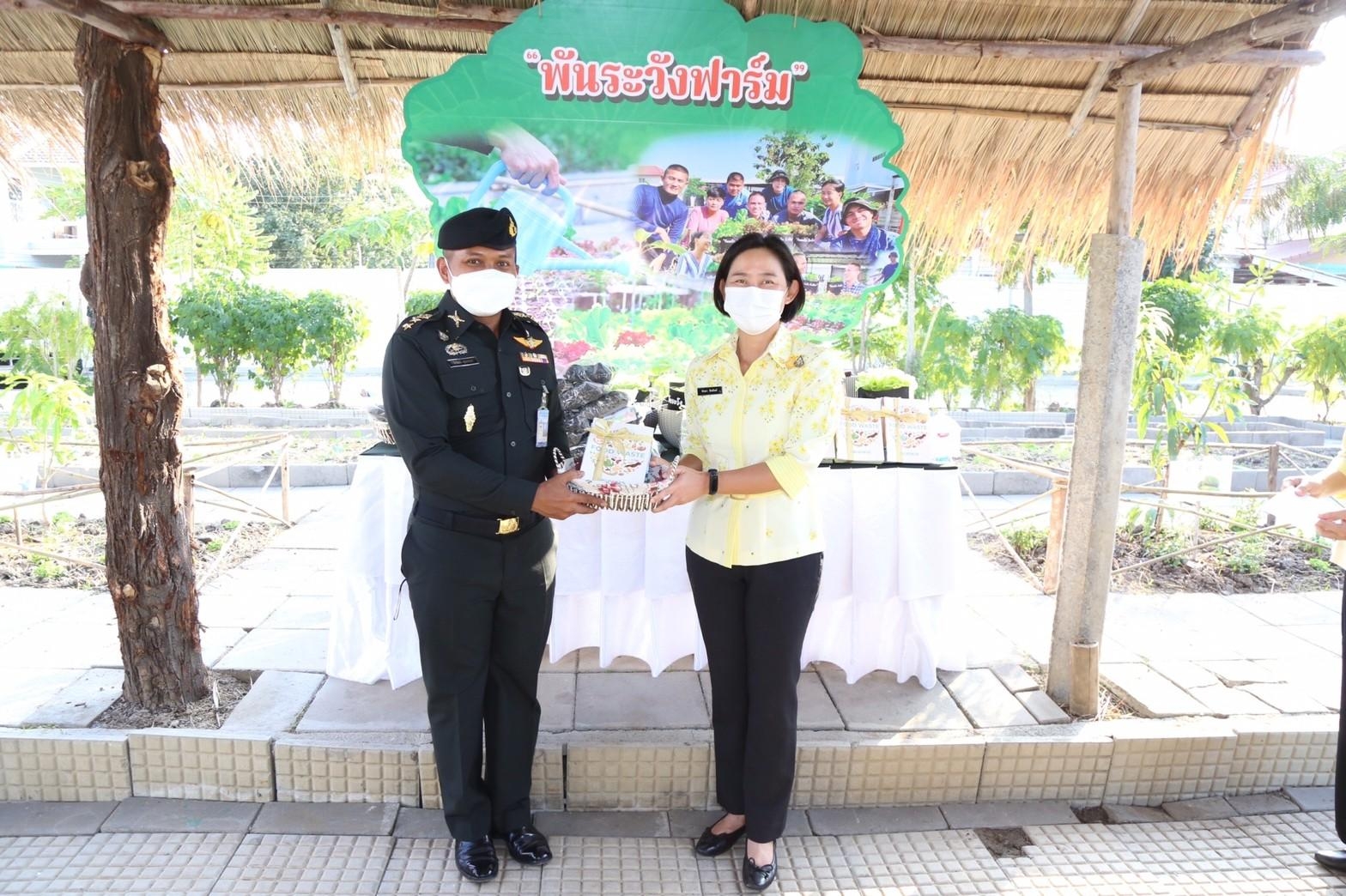 ๐๓๒ อุปนายก สคภ.สป. พร้อมด้วยคณะกรรมการสมาคมฯ ศึกษาดูงานโครงการบริหารจัดการขยะรักษาสิ่งแวดล้อม ณ กองพันระวังป้องกัน สำนักงานปลัดกระทรวงกลาโหม