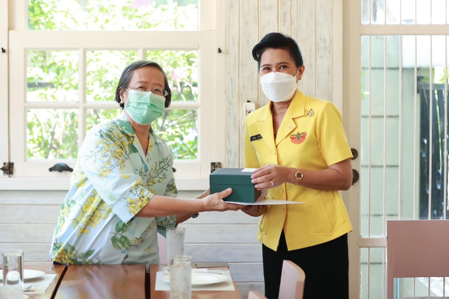 ๐๐๙ นายก สคภ.สป. นำคณะเข้าเยี่ยมคารวะคุณหญิงอรพรรณ ศศิประภา