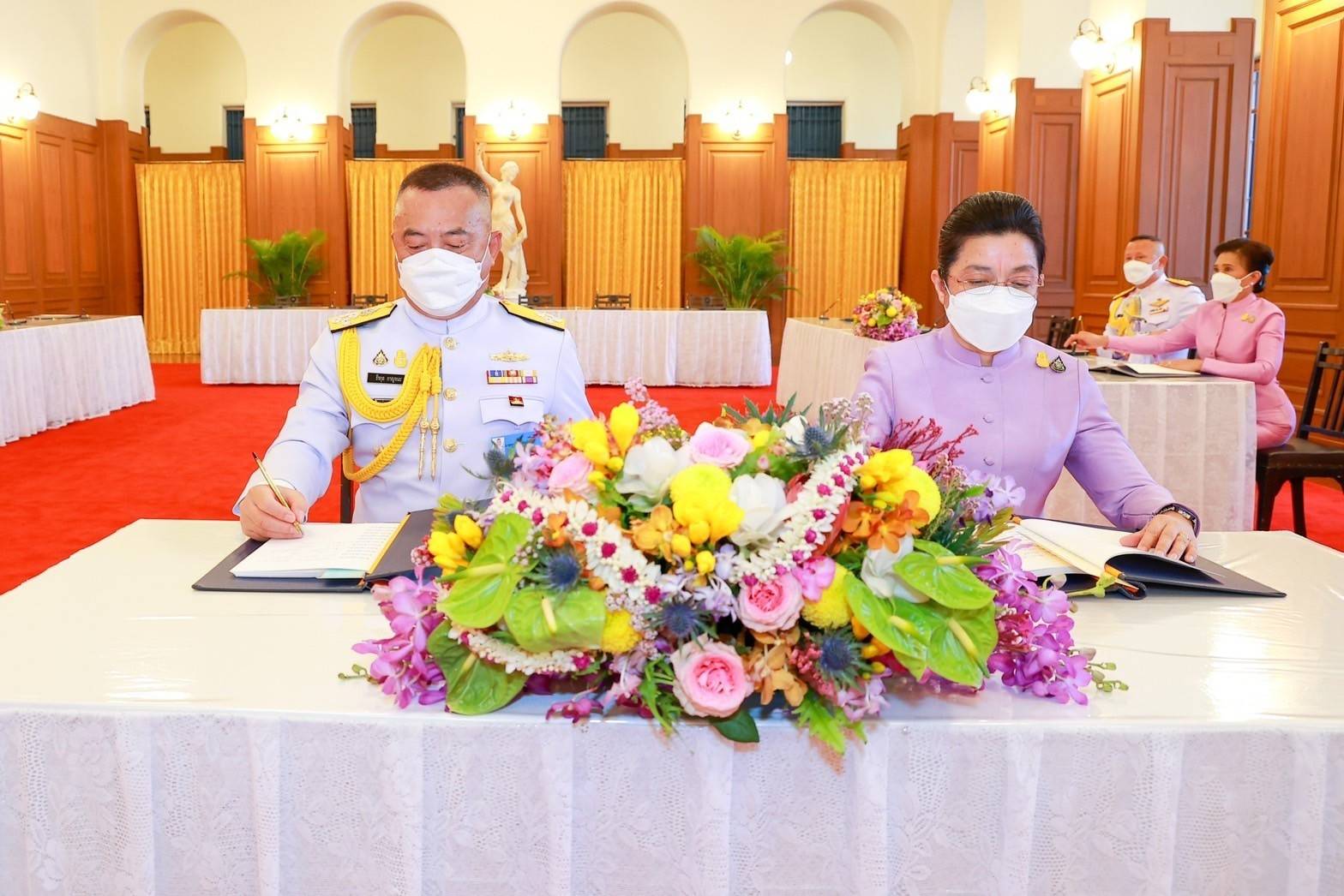 ๑๐๔ ผู้แทนปลัดกระทรวงกลาโหมและนายก สคภ.สป. ทูลเกล้าฯ ถวายแจกันดอกไม้ เนื่องในโอกาสวันเฉลิมพระชนมพรรษาสมเด็จพระนางเจ้าฯ พระบรมราชินี