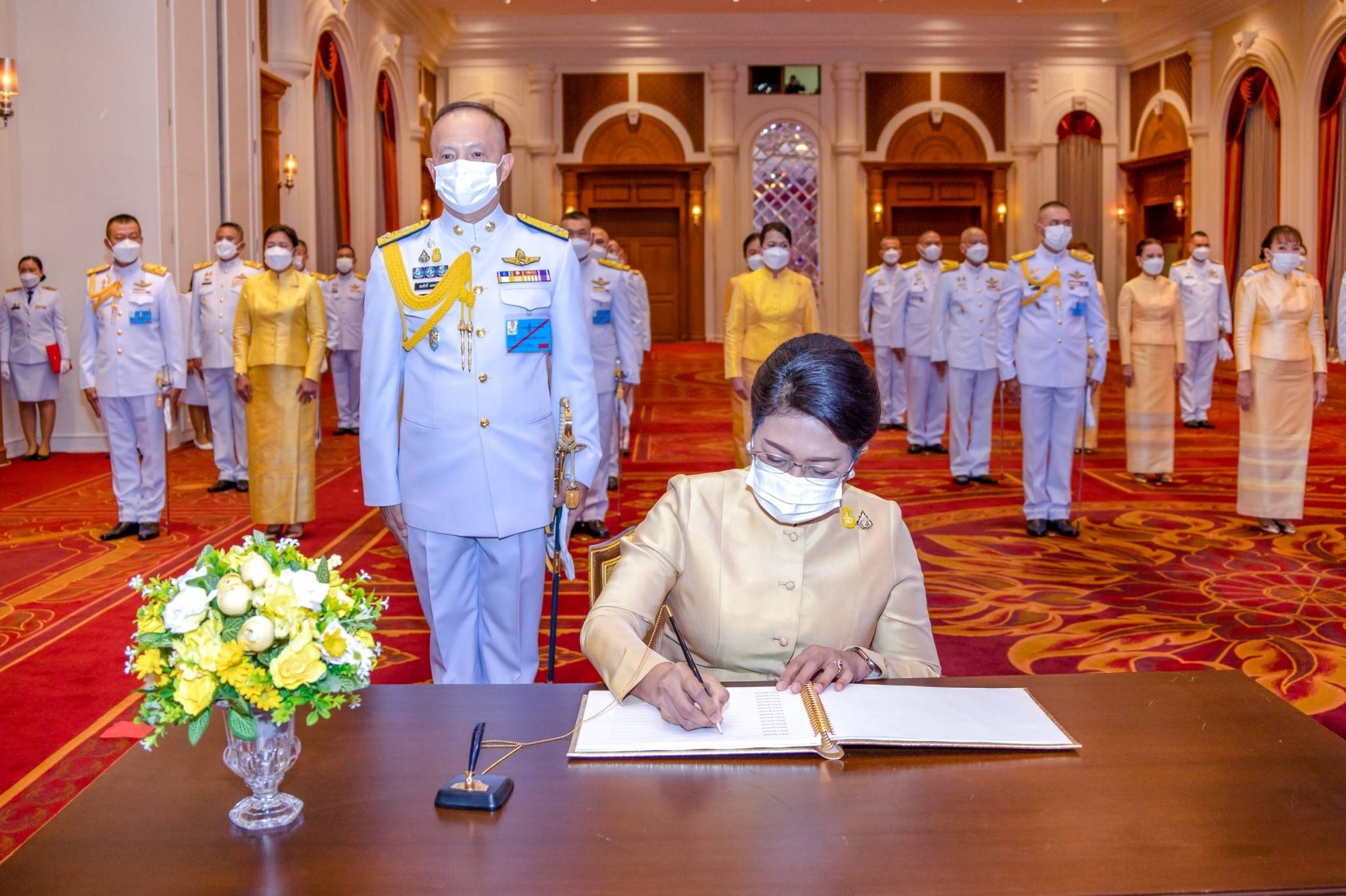 ๐๙๓ ปลัดกระทรวงกลาโหม และนายก สคภ.สป. พร้อมด้วยหัวหน้าหน่วยขึ้นตรงและภริยา ร่วมพิธีลงนามถวายพระพรชัยมงคล เนื่องในวันฉัตรมงคล