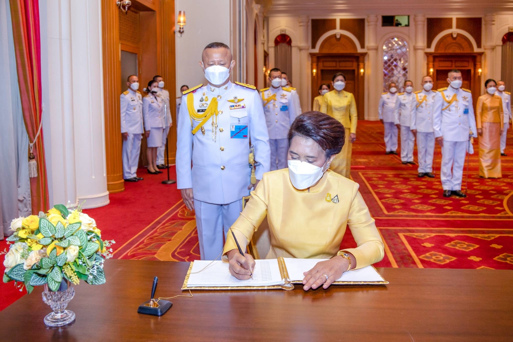 ๐๙๓ ปลัดกระทรวงกลาโหม และนายก สคภ.สป. พร้อมด้วยหัวหน้าหน่วยขึ้นตรงและภริยา ร่วมพิธีลงนามถวายพระพรชัยมงคล เนื่องในวันฉัตรมงคล