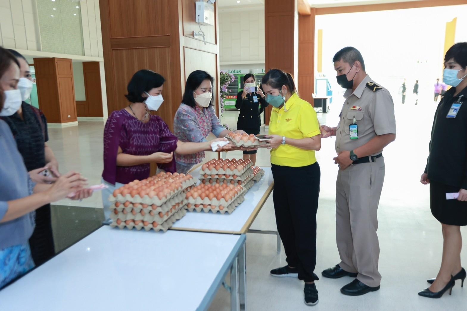 ๐๒๙ สคภ.สป. จัดจำหน่ายไข่ไก่สดราคาถูกให้แก่กำลังพล เพื่อนำรายได้สมทบทุนมูลนิธิอาสาเพื่อนพึ่ง (ภาฯ) ยามยาก สภากาชาดไทย