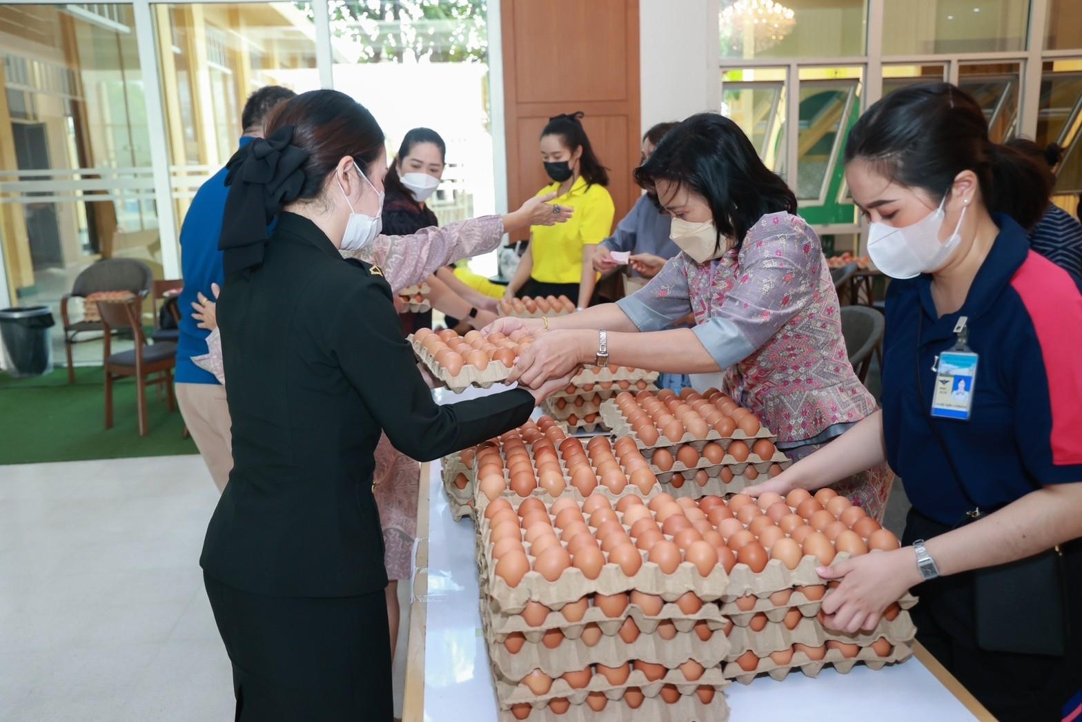 ๐๒๙ สคภ.สป. จัดจำหน่ายไข่ไก่สดราคาถูกให้แก่กำลังพล เพื่อนำรายได้สมทบทุนมูลนิธิอาสาเพื่อนพึ่ง (ภาฯ) ยามยาก สภากาชาดไทย