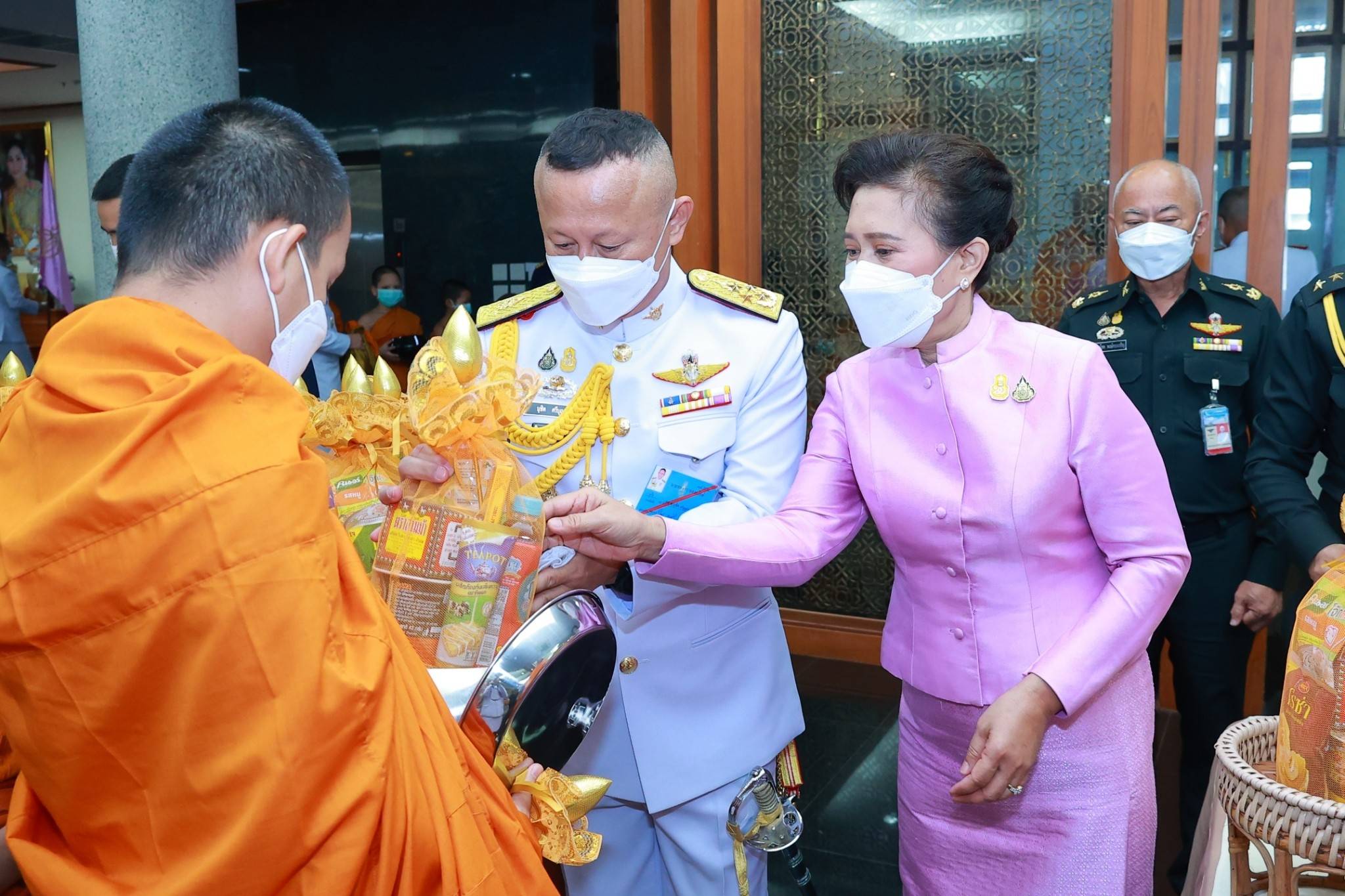 ๑๐๒ ปลัดกระทรวงกลาโหม และนายกสมาคมภริยาฯ พร้อมด้วยหัวหน้าหน่วยขึ้นตรงและภริยา ร่วมพิธีเฉลิมพระเกียรติเนื่องในโอกาสวันเฉลิมพระชนมพรรษาสมเด็จพระนางเจ้าฯ พระบรมราชินี