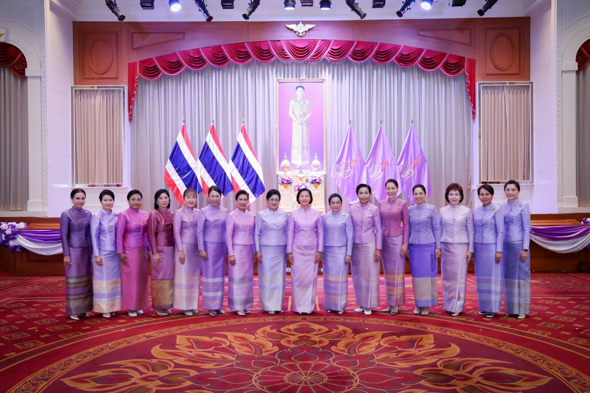 ๑๐๒ ปลัดกระทรวงกลาโหม และนายกสมาคมภริยาฯ พร้อมด้วยหัวหน้าหน่วยขึ้นตรงและภริยา ร่วมพิธีเฉลิมพระเกียรติเนื่องในโอกาสวันเฉลิมพระชนมพรรษาสมเด็จพระนางเจ้าฯ พระบรมราชินี