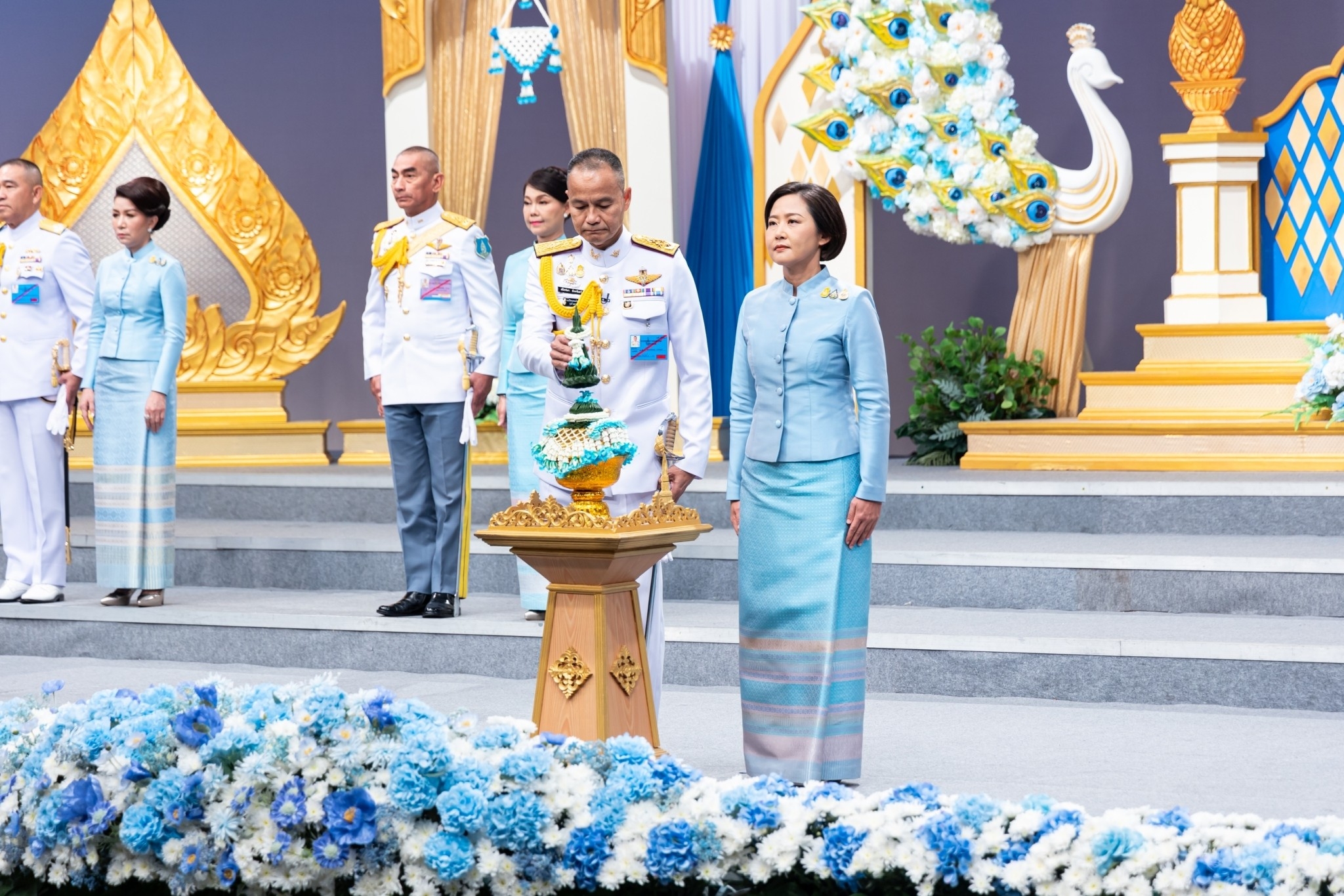 ๑๒๐ ปลัดกระทรวงกลาโหม พร้อมด้วยนายก สคภ.สป. นำผู้บัญชาการเหล่าทัพพร้อมคู่สมรส บันทึกเทปโทรทัศน์อาเศียรวาทถวายพระพรชัยมงคล เนื่องในโอกาสวันเฉลิมพระชนมพรรษา สมเด็จพระนางเจ้าสิริกิติ์ พระบรมราชินีนาถ พระบรมราชชนนีพันปีหลวง ๙๑ พรรษา