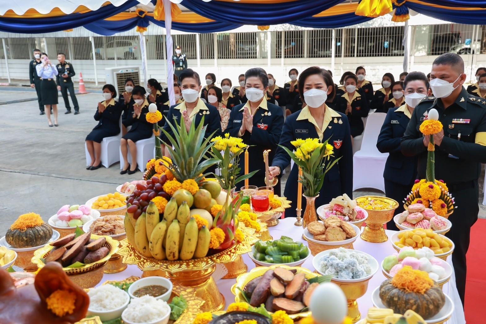 ๐๑๗ พิธีบวงสรวง สักการะสิ่งศักดิ์สิทธิ์ และทำบุญ เนื่องในงานวันคล้ายวันสถาปนาสมาคมภริยาข้าราชการสำนักงานปลัดกระทรวงกลาโหม ครบรอบปีที่ ๓๒