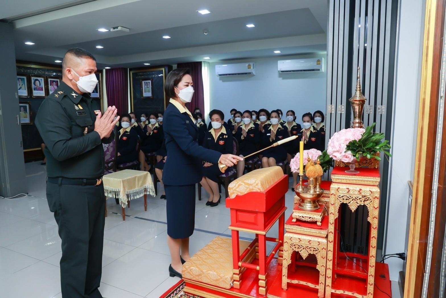 ๐๑๗ พิธีบวงสรวง สักการะสิ่งศักดิ์สิทธิ์ และทำบุญ เนื่องในงานวันคล้ายวันสถาปนาสมาคมภริยาข้าราชการสำนักงานปลัดกระทรวงกลาโหม ครบรอบปีที่ ๓๒