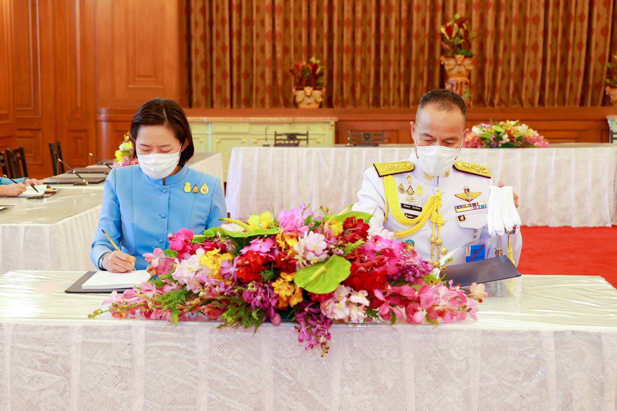 ๑๓๔ ปลัดกระทรวงกลาโหมและนายก สคภ.สป. นำคณะนายทหารชั้นผู้ใหญ่ของสำนักงานปลัดกระทรวงกลาโหมและภริยา ทูลเกล้าฯ ถวายแจกันดอกไม้ เนื่องในโอกาสวันเฉลิมพระชนมพรรษาสมเด็จพระนางเจ้าสิริกิติ์ พระบรมราชินีนาถ พระบรมราชชนนีพันปีหลวง
