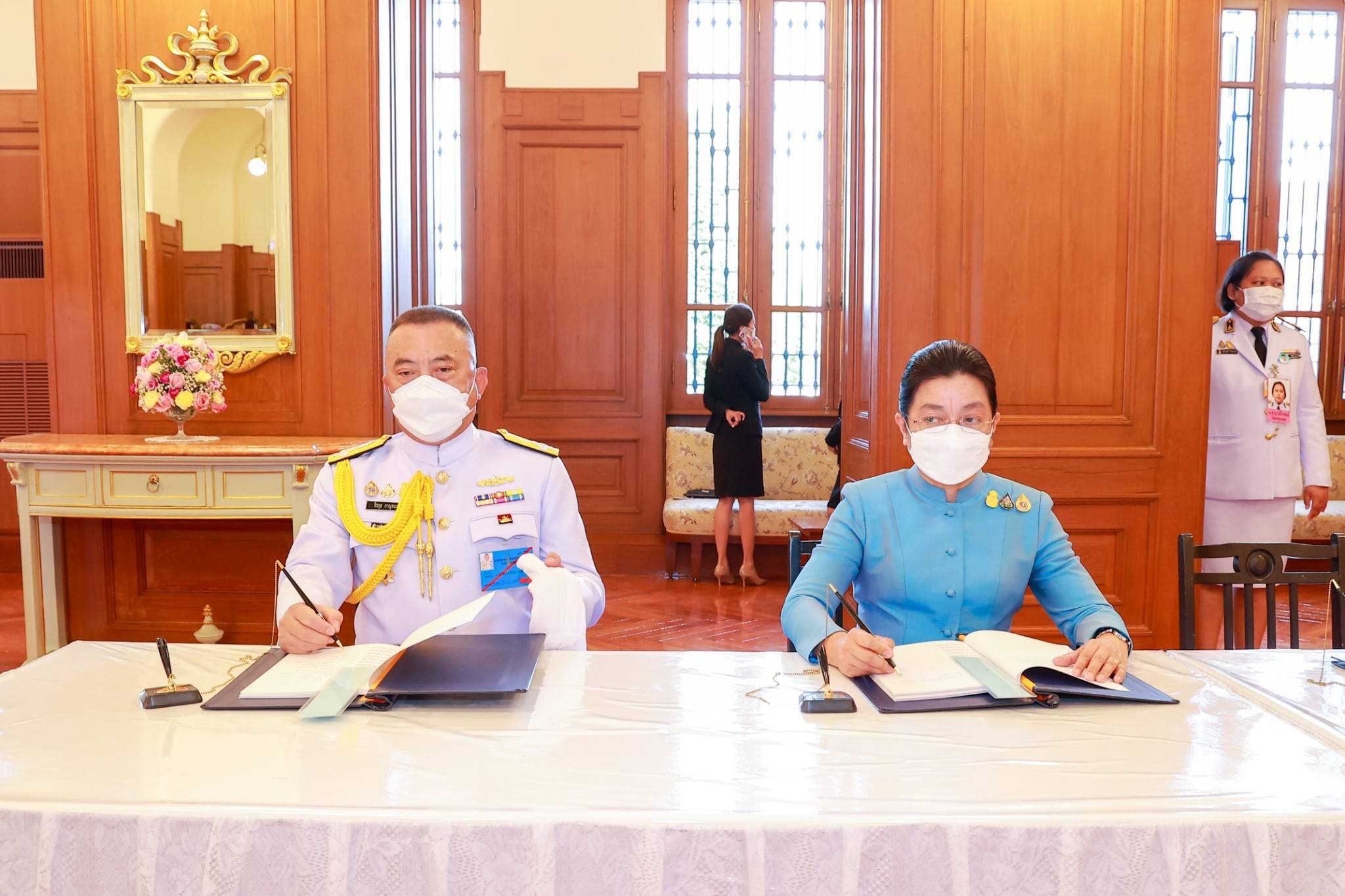 ๑๓๔ ปลัดกระทรวงกลาโหมและนายก สคภ.สป. นำคณะนายทหารชั้นผู้ใหญ่ของสำนักงานปลัดกระทรวงกลาโหมและภริยา ทูลเกล้าฯ ถวายแจกันดอกไม้ เนื่องในโอกาสวันเฉลิมพระชนมพรรษาสมเด็จพระนางเจ้าสิริกิติ์ พระบรมราชินีนาถ พระบรมราชชนนีพันปีหลวง